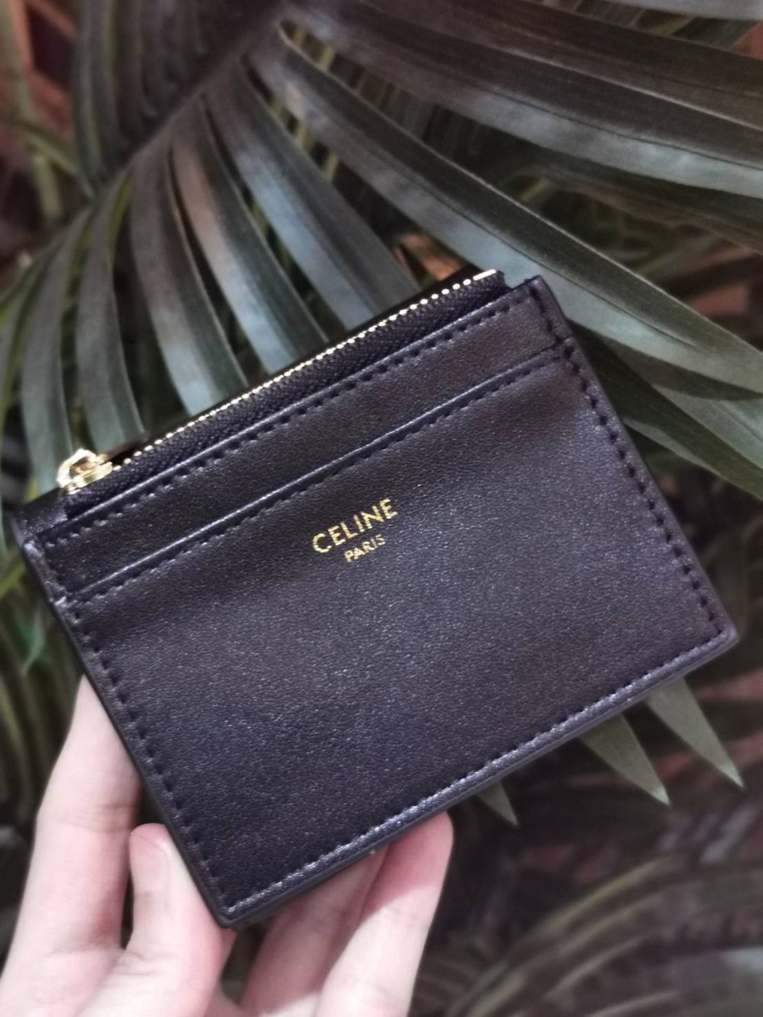 VIP 】CELINE SHORT WALLET VIP GIFT WITH PURCHASE GWP พรีเมี่ยมกิ๊ฟ Limited จาก CELINE HAUTE PARFUME DUTYFREE COUNTER วัสดุ Triomphe Canvas รุ่นใหม่เปิดปิดฝาพับกระดุม ภายในมีช่องแบ่งหลายช่อง ช่องใส่บัตรหลายช่อง ช่องใส่ธนบัตรใส่แบงก์พันได้เหมือนกระเป๋าสตางค์
