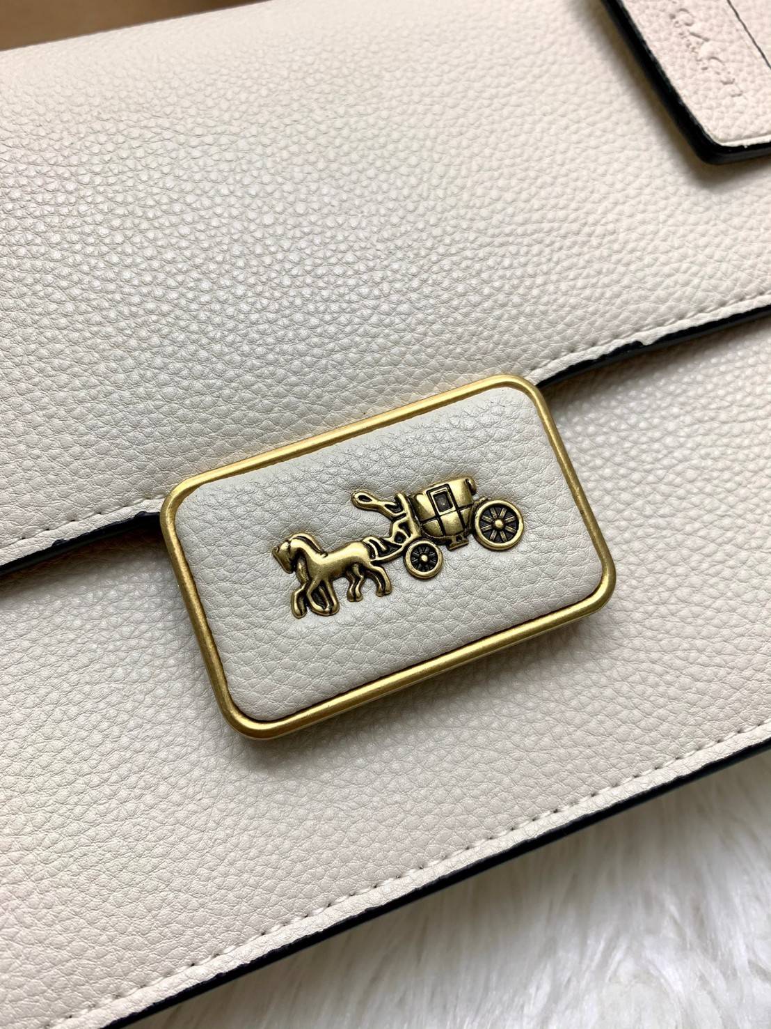 COACH ALIE SHOULDER BAG ((4615)) กระเป๋าสะพายข้างหรือสามารถทบสายกันเพื่อคล้องไหล่ได้ค่ะ วัสดุหนังแท้ หนังนิ่มสวยงามมากๆค่ะ ด้านหน้าเป็นแผ่นโลหะแบรนด์ดูหรูทีเดียว เปิดปิดกระเป๋าแบบกดล็อค ภายในแบ่งช่องหลักหนึ่งช่องค่อนข้างกว้างใส่มือถือได้ทุกรุ่น;กระเป๋าเงิ