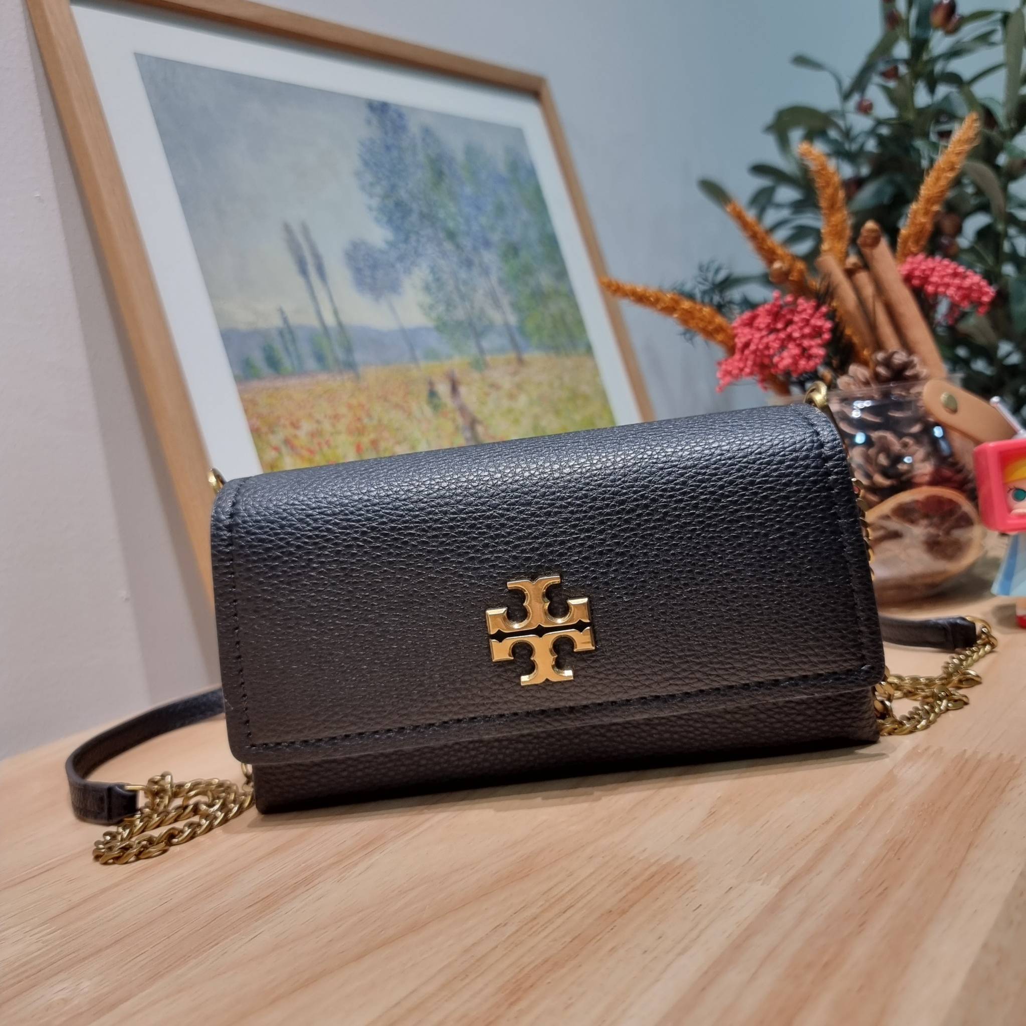 TORY BURCH LIMITED-EDITION MINI BAG รุ่นลิมิเต็ด ที่ sold out ไปแล้วหลายช็อป มีมาให้ช้อปที่นี่! กับกระเป๋าสะพายข้างทรงผู้ดี ไซส์มินิ ที่ผลิตมาในจำนวนจำกัด โดดเด่นด้วยอะไหล่ทองคลาสสิคหรูหรา และสายสะพายโซ่สลับหนัง ทำให้สะพายได้โดยไม่เจ็บไหล่