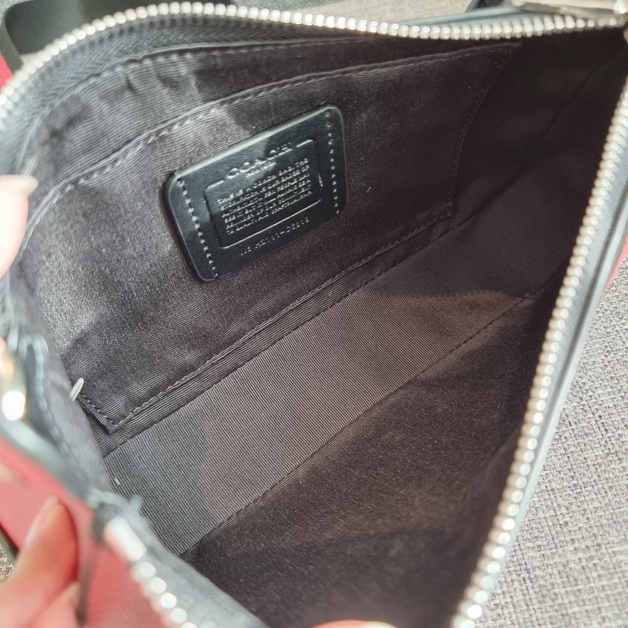 OUTLET 】COACH C6818 JES BAGUETTE WITH BUFFALO PLAID PRINT คอลเลคชั่นใหม่ล่าสุด พร้อมเสิร์ฟความสวยถึงบ้านเช่นเคย!! กระเป๋าสะพายทรงบาแกตต์ ดีไซน์ย้อนยุค ที่แอบแฝงความเรียบหรูดูแพงอยู่ในตัว โดดเด่นด้วยสายสะพายเส้นใหญ่ โทนสีคอนทราส ทำให้ไอเท็มนี้ดูมีลูกเล่นมา