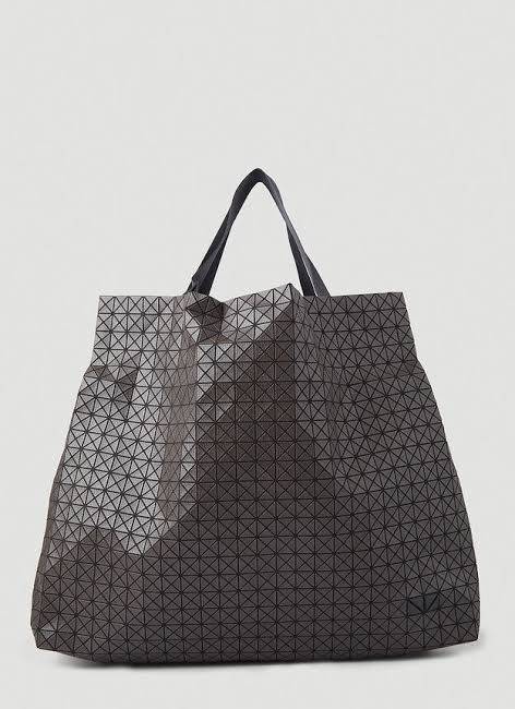 ORI 🥂 Baobao Issey Miyake Cart geometric tote bag / Miyake Cart Tote Bag รูปทรงที่สร้างขึ้นโดยบังเอิญ' เสื้อผ้าที่มีโครงสร้างและได้รับการออกแบบทางวิศวกรรมอันเป็นเอกลักษณ์ของแบรนด์ ส่งต่อไปยังเครื่องประดับที่น่าประทับใจและไร้กาลเวลาเหล่านี้ กร