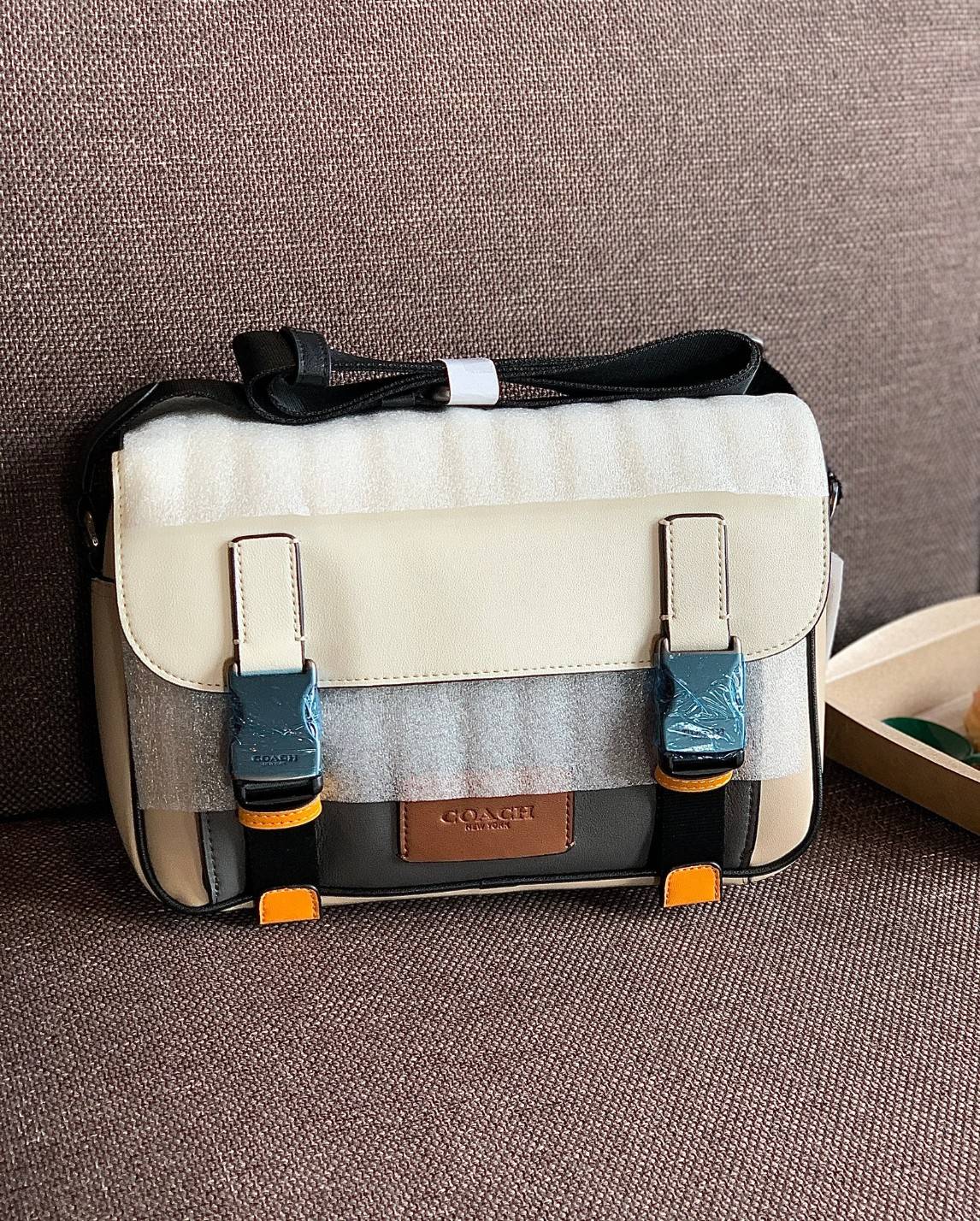 ไม่มีถือว่าพลาดมากๆ สำหรับรุ่นนี้ ใหม่เอี๋ยมเลยค่าา😘 COACH TRACK CROSSBODY IN COLORBLOCK ((4141//4021)) พร้อมส่งที่ไทย ใหม่ล่าสุดค่ะ! กระเป๋าสะพายครอสบอดี้ร์หรือสะพายข้าง หนังแท้ชั้นดีที่สุด หนังนิ่มสวยมากๆค่ะ ด้านหน้าเย็บป้ายหนังโลโก้แบรนด์ เปิดป