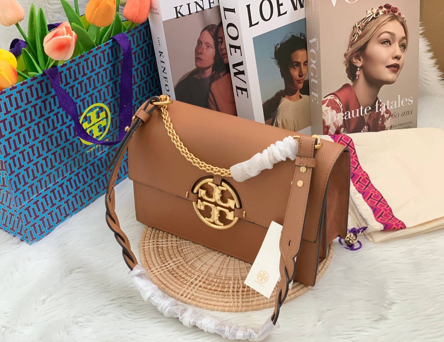 สวยจริงไม่จกตาจ้าา😘 TORY BURCH MILLER SHOULDER BAG BRAIDED STRAP LARGE ((81668)) พร้อมส่งที่ไทย! กระเป๋าหิ้วและสะพายไหล่ได้ในตัว หนังแท้ลายหนังสวยมากๆค่ะ ด้านหน้ามีอะไหล่โลโกแบรนด์ หรู สะพุดตาทีเดียว เปิดปิดกระเป๋าแบบฝาปิด ภายในมีช่องหลักใส่ของ2ช่