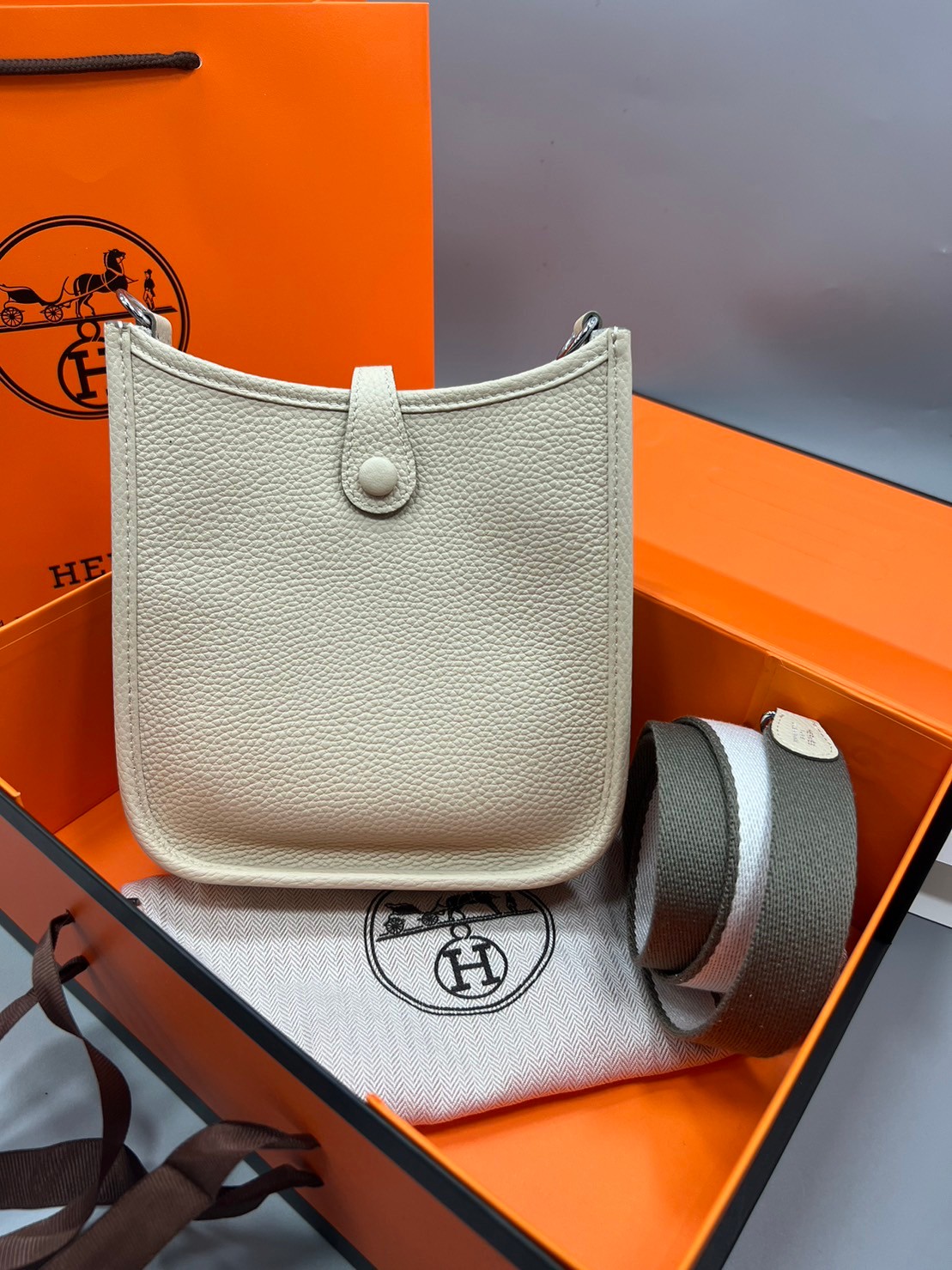 HERMES evelyne mini bag Luxury Bag กระเป๋าสะพายแบรนด์ดัง แบรนด์หรู คลาสสิกตลอดกาล ใช้ได้ทั้งชายหญิง ใบเดียวจบ สวยรวยปัง เกรดท็อปออริจินอล ภาพสินค้าถ่ายจากงานขายจริง ใช้งานต่างประเทศได้