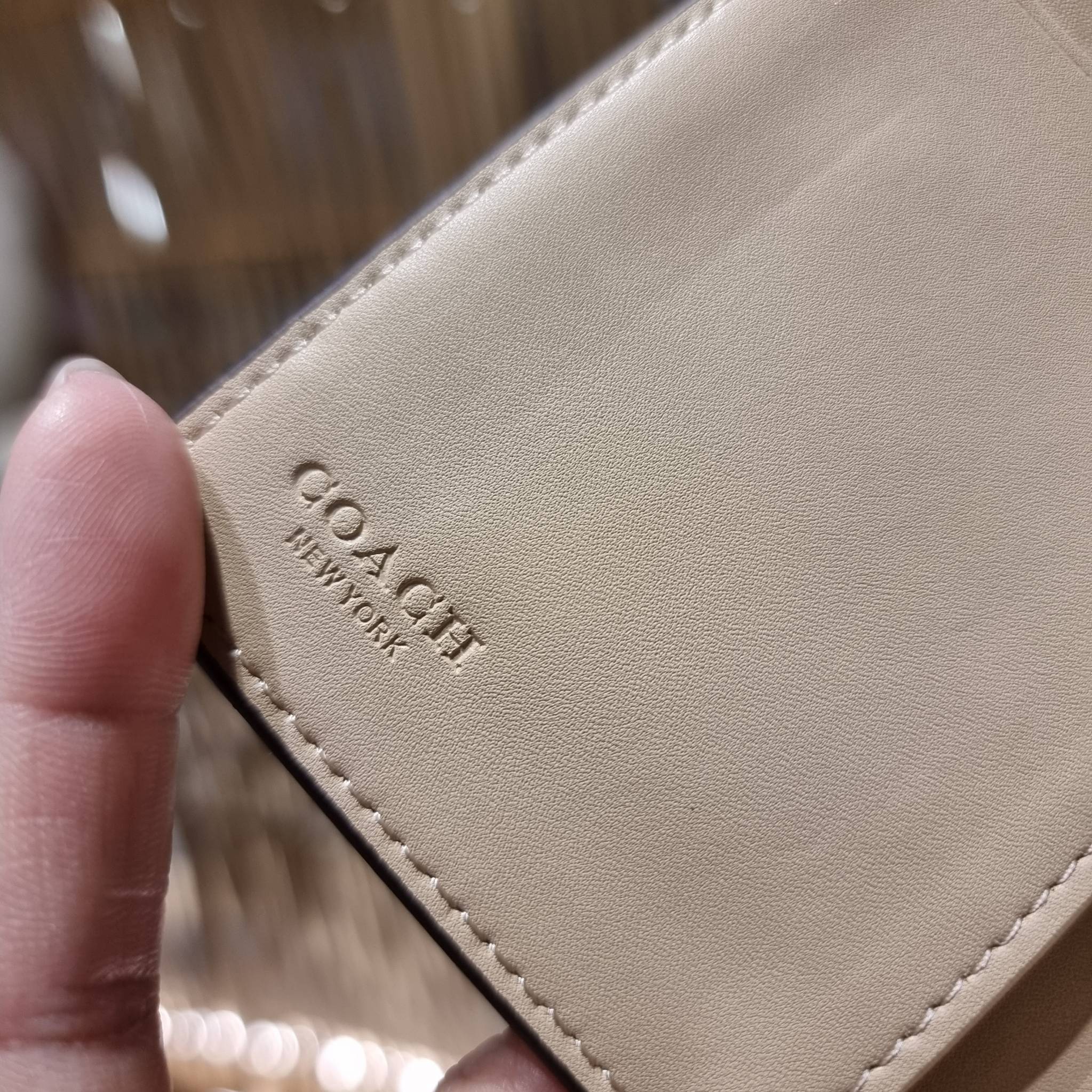 COACH C7414 MEDIUM CORNER ZIP WALLET WITH ORNAMENT PRINT คอลเลคชั่นใหม่ กระเป๋าสตางค์ใบกลาง ดีไซน์ใหม่ สุดหรู คละลายพริ้นท์เต็มใบ น่าใช้ไปอีก วัสดุหนังแคนวาสเคลือบลาย ภายในมีช่องใส่บัตร ใส่ธนบัตรได้ครบ และมีช่องซิปแยก ใบจริงสวยมากๆ แนะนำจ้า ราคาสุดคุ้มครบ
