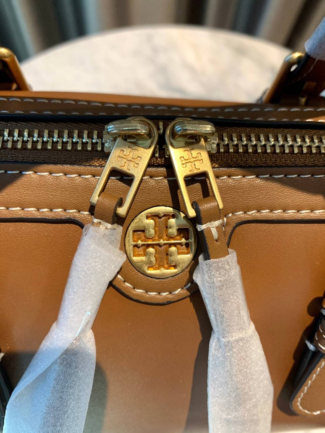 TORY BURCH T Monogram Color-block Barrel Duffle พร้อมส่งที่ไทย สวยก่อนใคร มี2ขนาด ไม่มีคือพลาดจร้าา😘 ✔️กระเป๋าทรงหมอน วัสดุหนังแท้ชั้นดีที่สุด หนังเรียบนิ่มสวย ✔️เปิดปิดกระเป๋าด้วยซิปคู่แบบมีหนังห้อย ภายในกว้างมากสำหรับไซด์นี้ หายห่ว