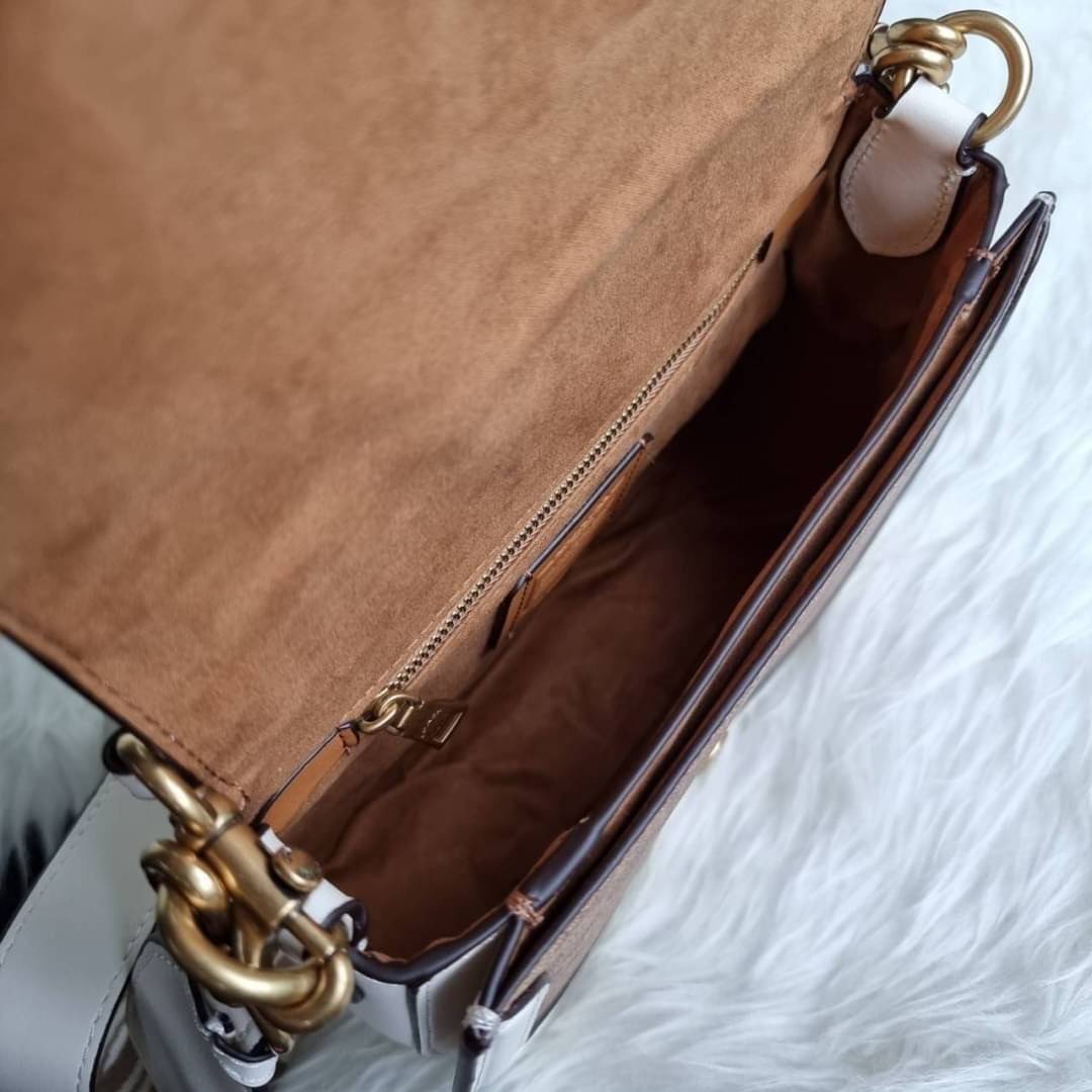 COACH C0749 BEAT SADDLE BAG WITH HORSE AND CARRIAGE PRINT สีหายาก ละมุนคุณหนู คอลเลคชั่นใหม่ ดีไซน์หรูหรา พิเศษมากๆมาพร้อมสายสะพาย 2 เส้น ใช้คู่กันหรือแยกสะพายก็สวยครบสูตร กระเป๋าสะพายทรง saddle คลาสสิค เปิด-ปิดด้วยกระดุมแน่นหนา ภายในเป็นช่องโล่ง ใส่ของได