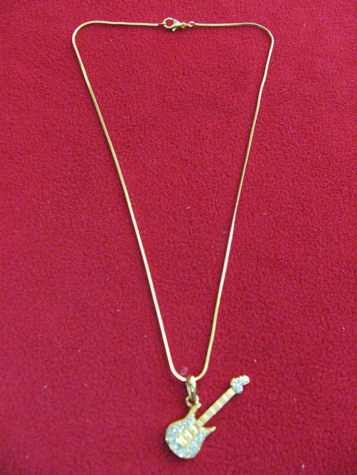 สินค้าหมดค่ะ สร้อยคอโรเดียมสีทองพร้อมจี้รูปกีตาร์ค่ะ