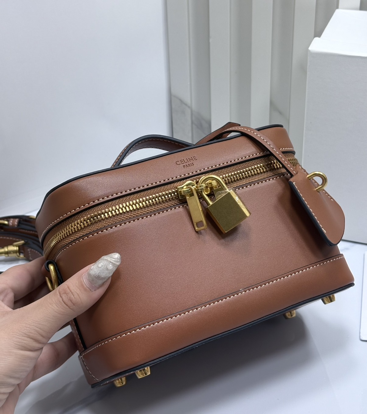 ORI หนังแท้ | CELINE VANITY BAG พลาดไม่ได้เลยกับคอลสุดคิ้ว กับกระเป๋าถือ/สะพายได้ทรงกล่อง ใช้สะพายได้ทุกวันอย่างคล่องตัวดีไซน์ใหม่สวยลาสสิค