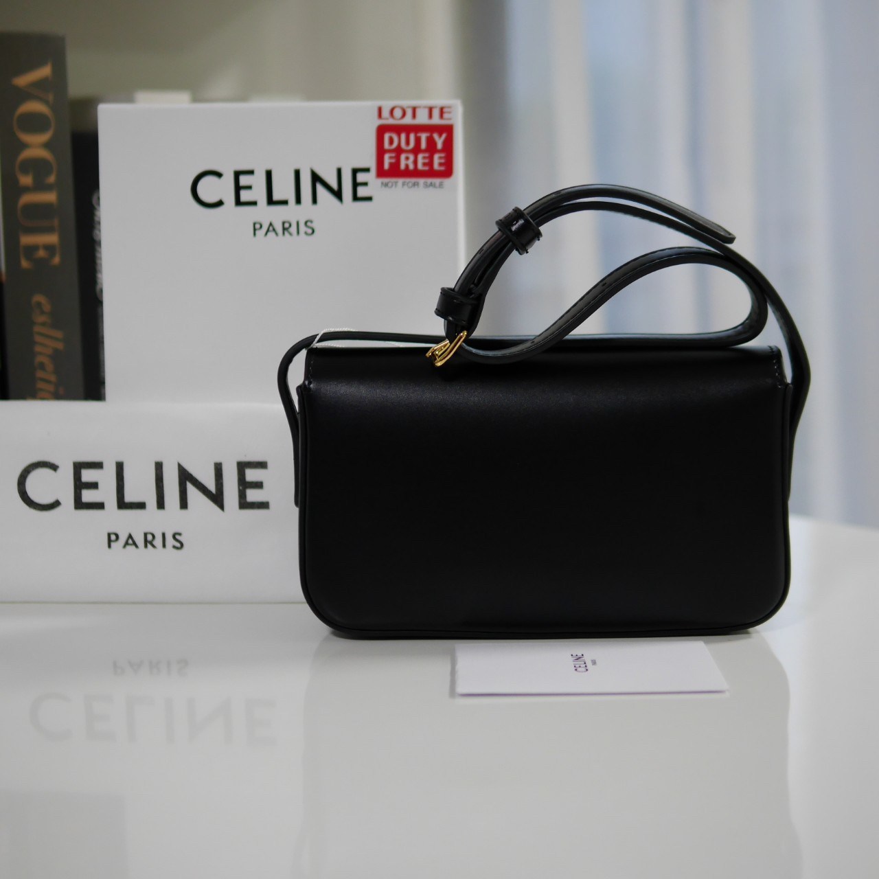 พร้อมส่งที่ไทยแล้วกับ CELINE TRIOMPHE SHOULDER BAG หนังทั้งใบลายสวยหรู ด้านในเปิดด้วยด้วยที่บีบโลโก้อะไหล่ทอง จุของได้กำลังดี ใส่โทรศัพท์ กระเป๋าสตางค์ใบสั้น ของจุกจิกได้ เหมาะกับสาวๆในวัน