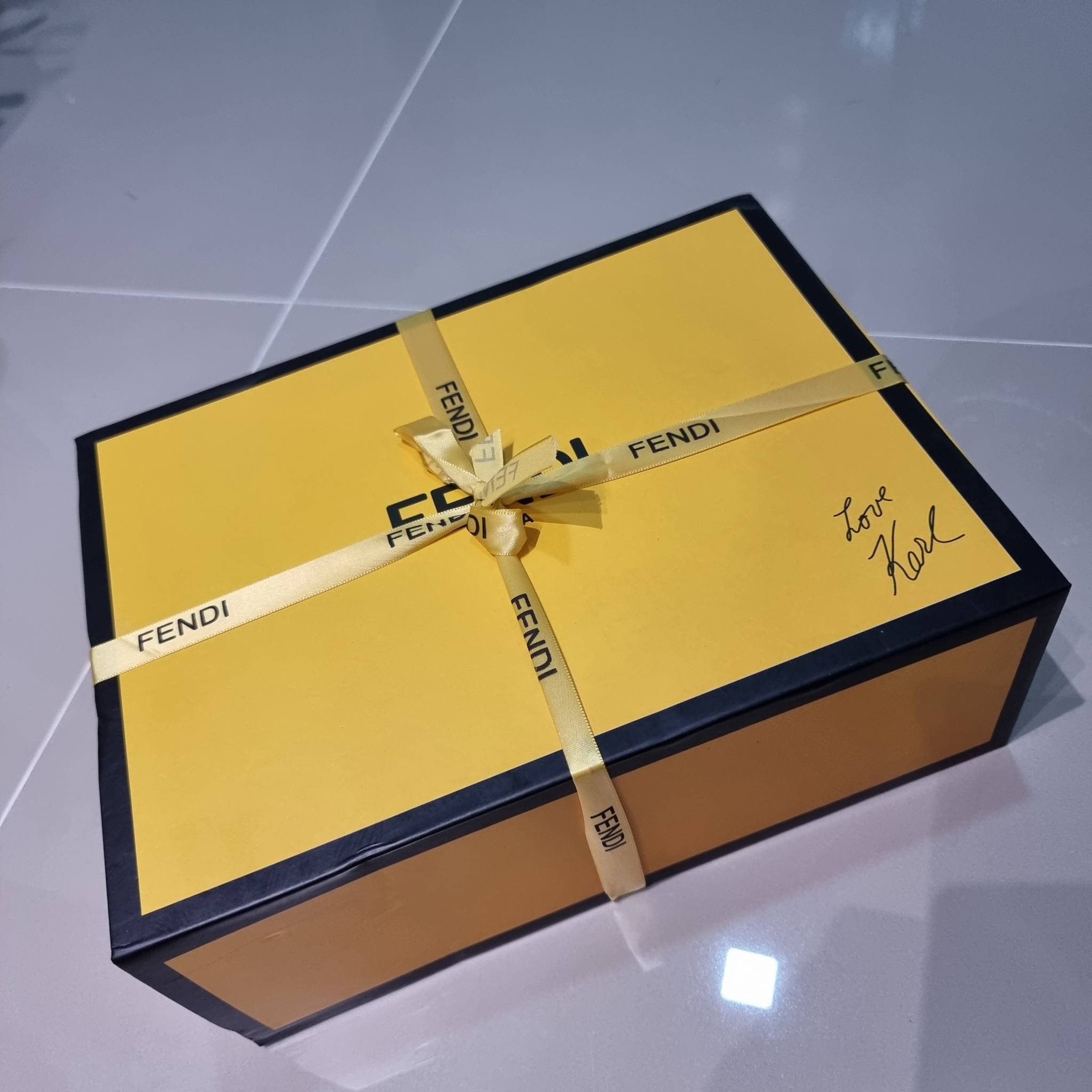 FENDI BAGUETTE MONOGRAM PRINT SHOULDER BAG / FENDI Baguette Brown houndstooth wool bag with FF embroidery อีกหนึ่งรุ่นใหม่ ปังไม่ไหวจ้าแม่!! กระเป๋าสะพายทรงแบคเกตต์ ดีไซน์ลวดลายรอบใบ มี texture โดดเด่นน่าใช้ ดูหรูและคลาสสิค