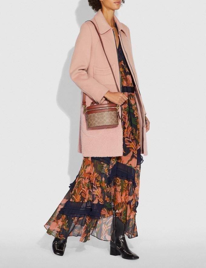 Coach Selena Trail Signature Bag กระเป๋าทรงกล่องใหม่ล่าสุด ภายในกว้าง ใส่ของได้จำนวนมาก มาพร้อมสายสะพายcrossbody ที่สามารถปรับระดับได้ ใครยังไม่มีห้ามพลาดแล้วนะคะ สามารถสะพายไปทำงาน หรือไปเที่ยวชิวๆเก๋ๆ