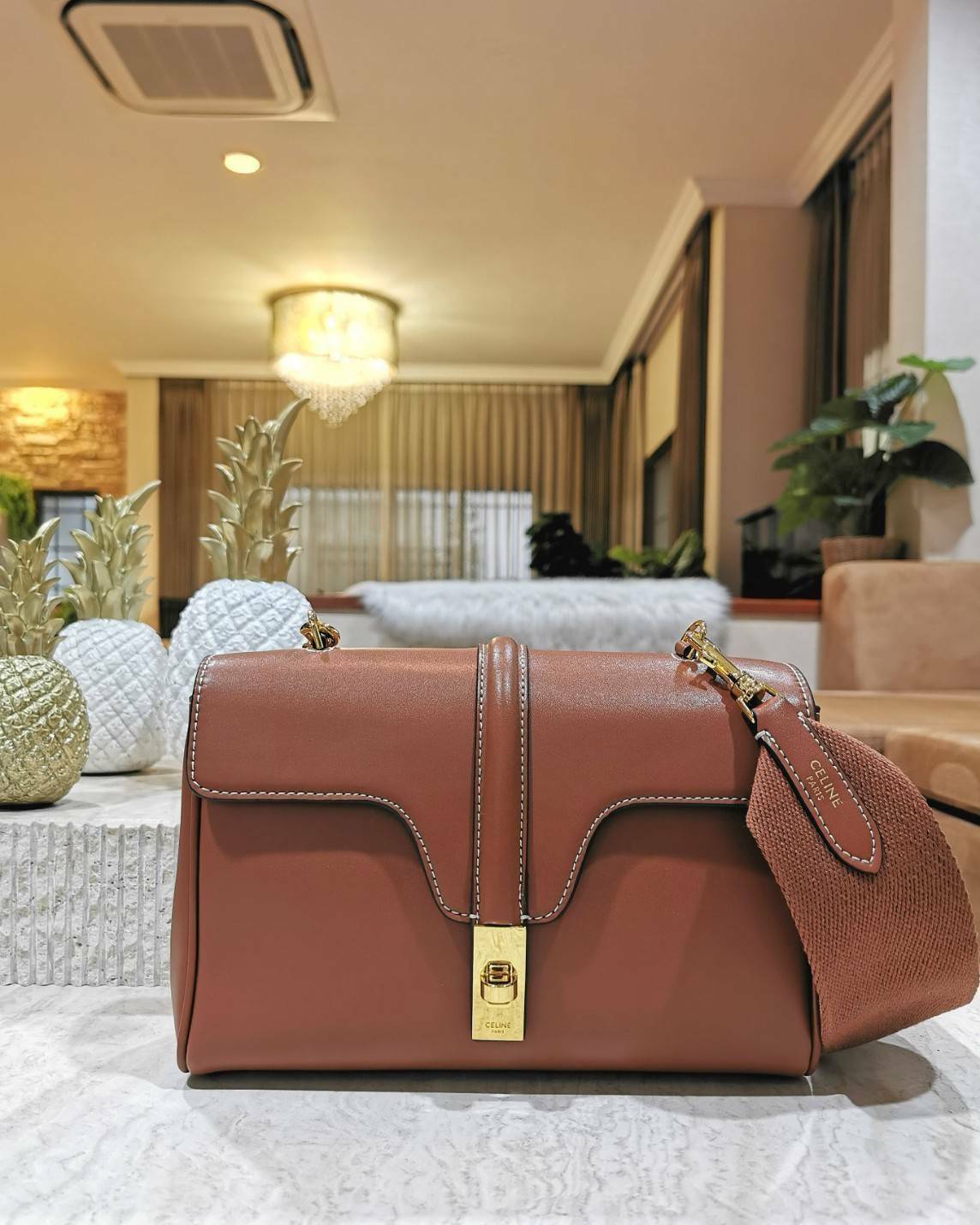 พร้อมส่งความสวย✴️นาทีนี้ต้อง CELINE TRIOMPHE CROSSBODY BAG SMOOTH CALFSKIN VIP GIFT WITH PURCHASE-GWP พรีเมี่ยมกิ๊ฟ Limited Edition จาก CELINE PERFUME DUTY FREE COUNTER วัสดุ หนังแท้ CALFSKIN ดีไซน์สวยหรูสุดคลาสสิคหนังเรียบสวยอยู่ทรงเปิดปิดด้วยฝาปิ