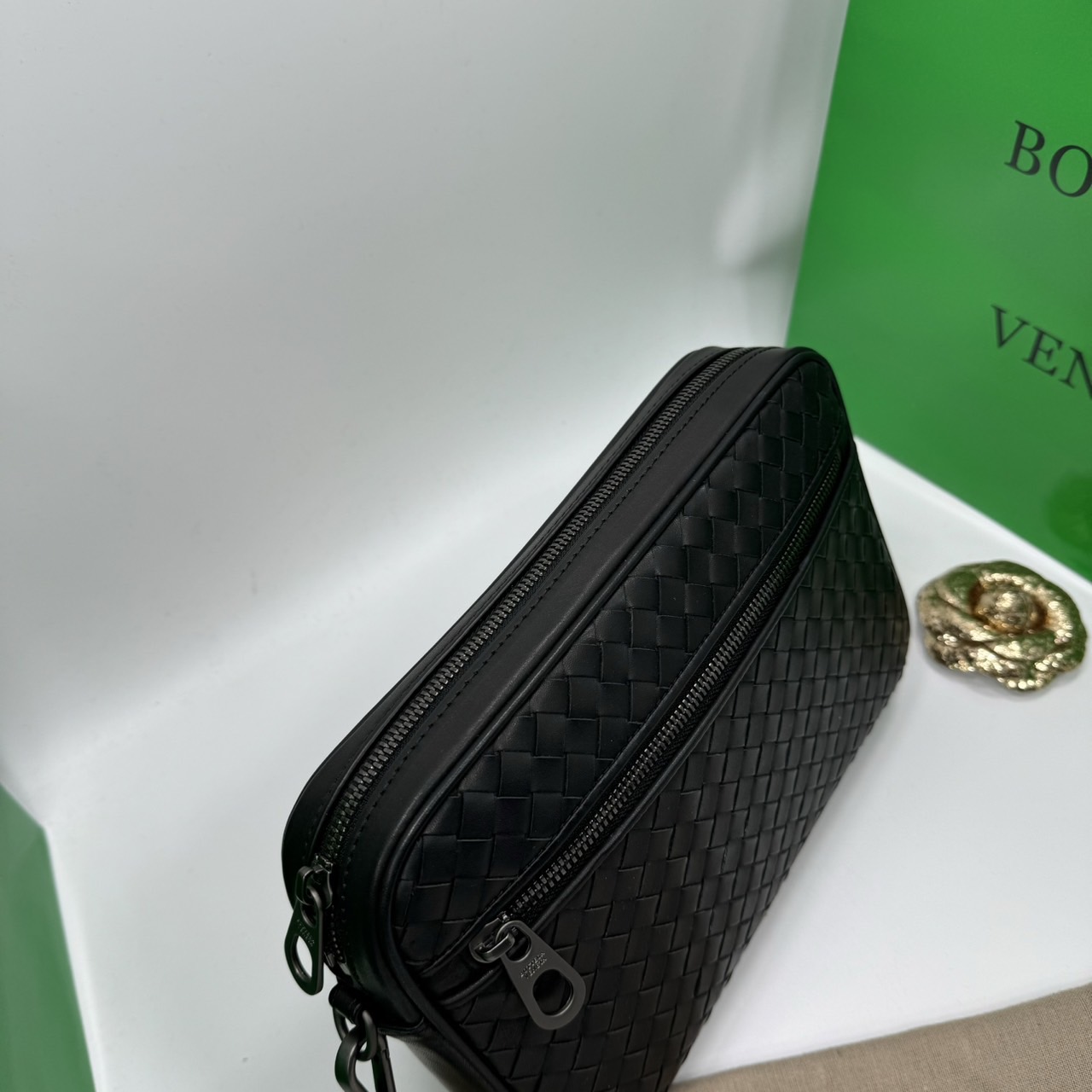BOTTEGA Clutch Bag / BOTTEGA Intrecciato Pouch With Wristlet กระเป๋าทรงพอช/คลัช มีสายคล้องมือ เท่คลาสสิก ดีไซส์สานเป็นเอกลักษณ์ everyday look เอาใจหนุ่มๆ