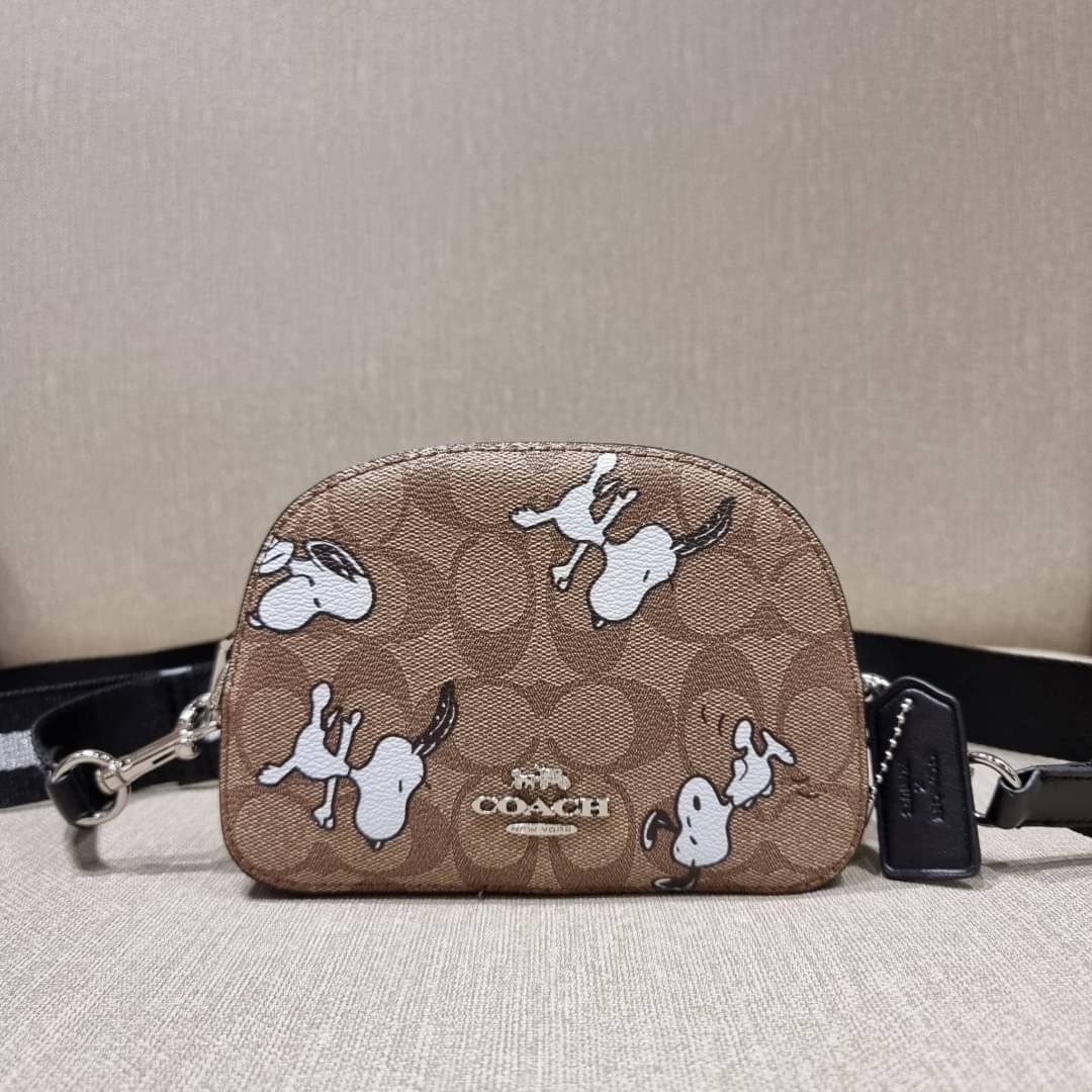 COACH C4590 COACH x PEANUTS MINI SERENA CROSSBODY IN SIGNATURE CANVAS WITH SNOOPY PRINT มาจ้าแม่ มาหนักๆอีกแล้ว กับคอลเลคชั่นที่ขายดี ขายหมด ไม่เคยพอจะขาย!! มินิเซเรนาคอลแลบกับสนูปพีแบบลงตัวที่สุด วัสดุหนังแคนวาสเคลือบลาย เปิด-ปิดด้วยซิป สะดวกใช้ ภายในเป็