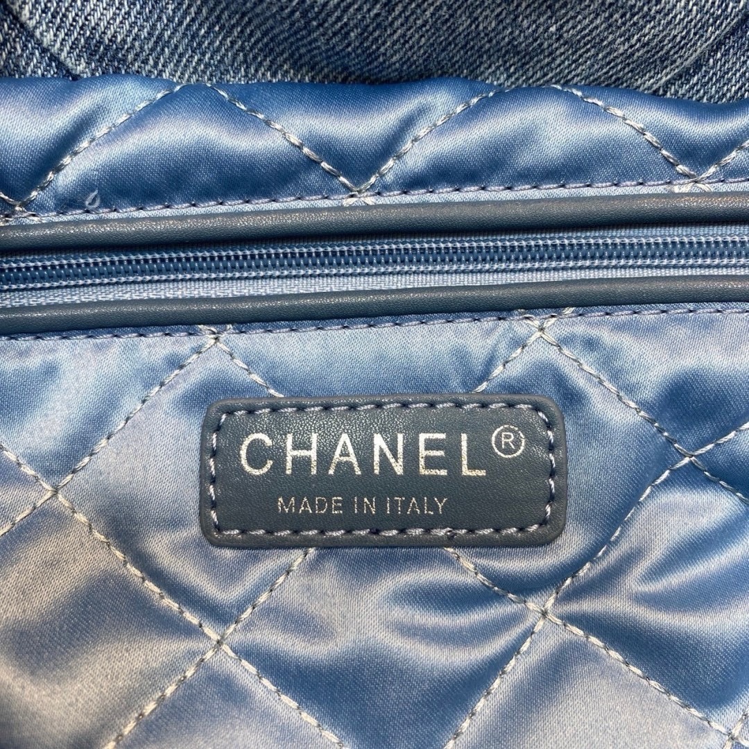 35cm Chanel 22 Denim Bag / Chanel Tote Bag กระเป๋าสะพายทรงโท้ทเดนิม ยีนส์ เท่ๆ คูลๆ งานเดนิมฟอกดีเทลความสวยมาก เป็นทรงโท้ทที่ได้รับการตอบรับดีมาก เกินต้านที่สุดกับไอเท็มนี้