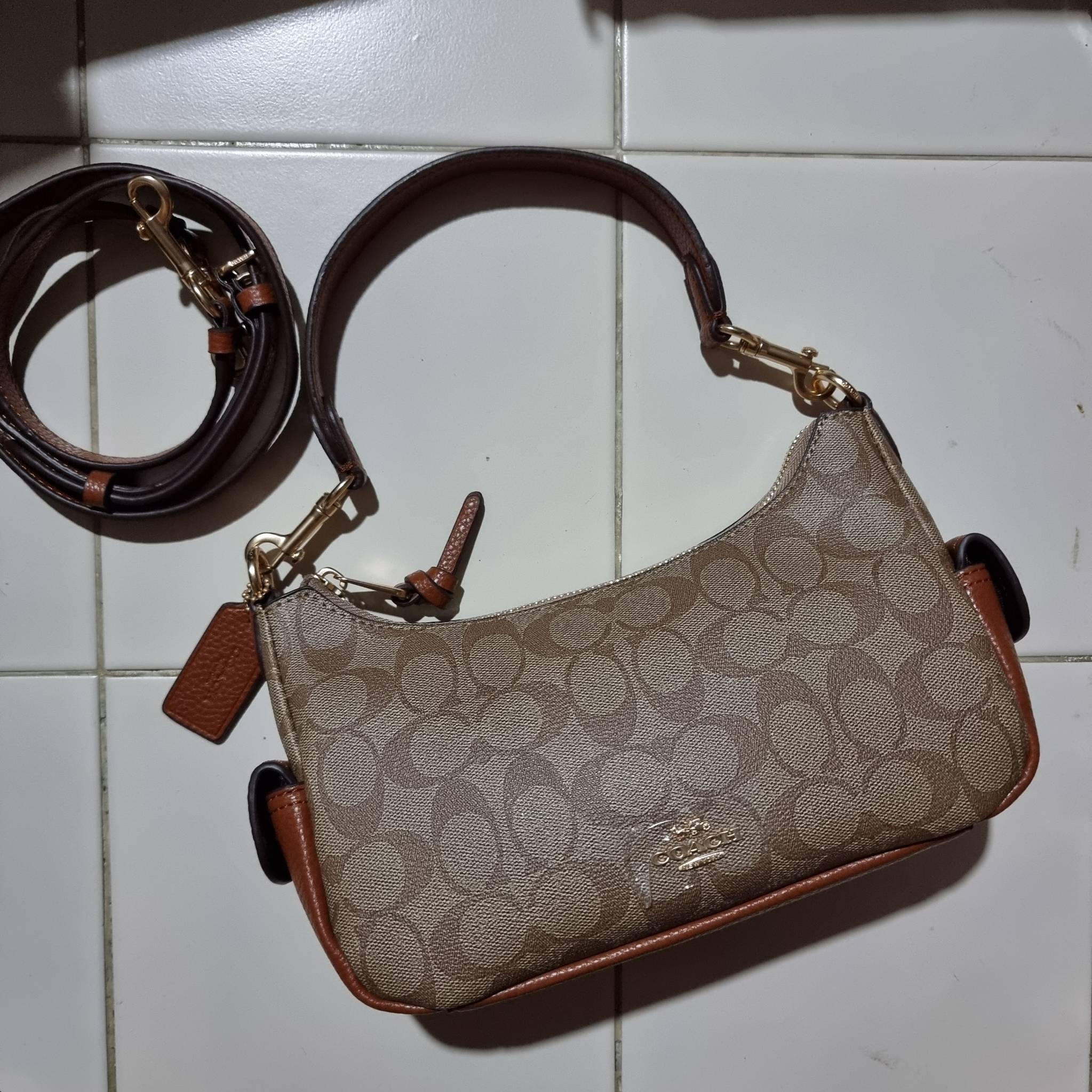 COACH C7223 PENNY SHOULDER BAG 25 IN SIGNATURE CANVAS คอลเลคชั่นเพนนีสุดคิ้วท์ ในรูปแบบของกระเป๋าสะพายไหล่กึ่งทรงพอช พร้อมเสิร์ฟความสวยถึงบ้านไปเลย!! ด้วยดีไซน์คลาสสิคย้อนยุค ที่แอบแฝงความเรียบหรู มาพร้อมสายสะพาย 2 เส้น เป็นสายคล้องมือและสายสะพายครอสบอดี้