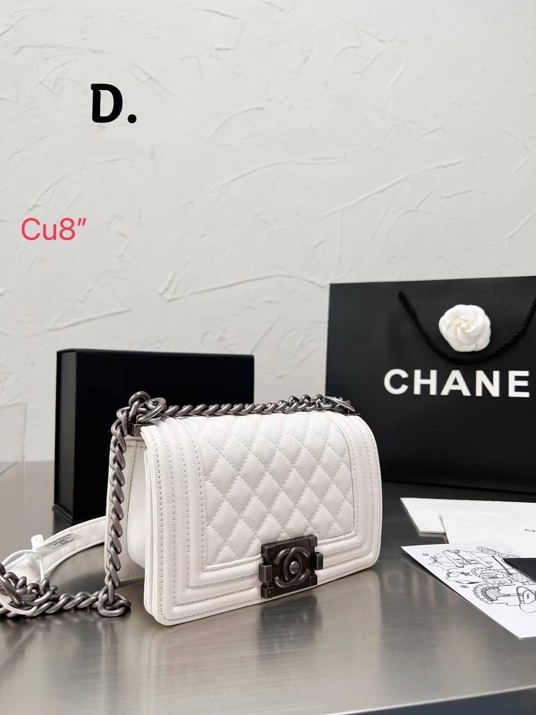 CHANEL BOY 8" กระเป๋าสะพายทรงคลาสสิค มีงานหนังเรียบ และหนังคาเวียร์ อะไหล่เงิน/ทอง ตามรูป สวยหรูมาแต่ไกล สามารถสะพายออกงานได้หลายโอกาส สวยงามไม่ผิดหวังค่ะ