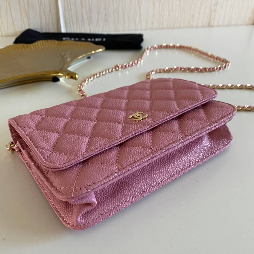 หนังแท้ VIP GIFT CHANEL CLASSIC CROSSBODY CHAIN IN PASSTEL BAG ทำไมน่ารักขนาดนี้ ^^ สีโทนพาสเทลละมุนมากค่ะ งานหายาก สายคิ้วห้ามพลาดเลยน้าาา วัสดุหนังลายคาเวียร์ อยู่ทรงคุณภาพดีตามแบบฉบับของแบรนด์ ขนาดกำลังดี น้ำหนักเบา ด้านหน้ามีโลโก้แบรนด์อะไหล่หรู มีช่อ
