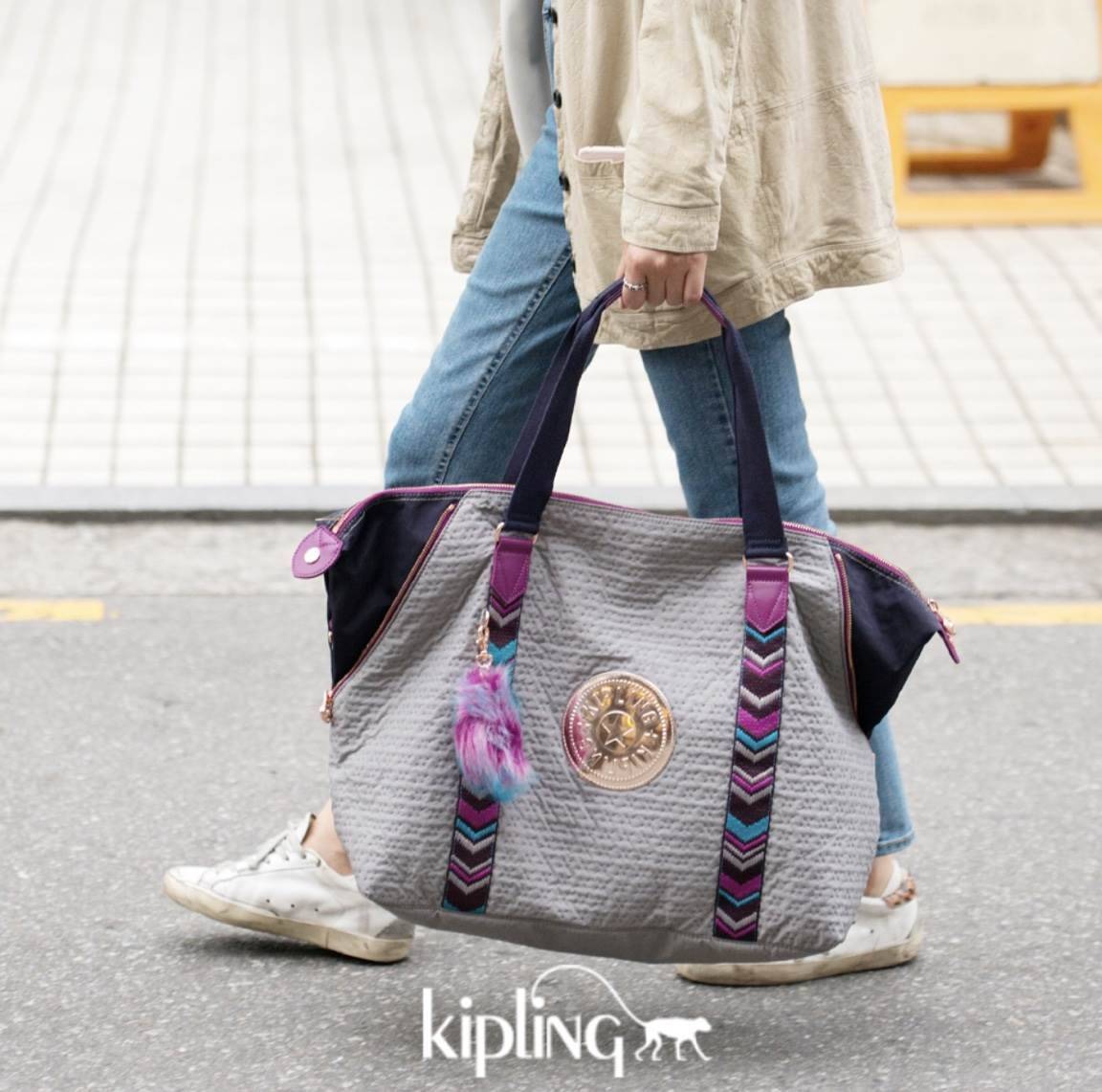 BEST SELLER! NEW! KIPLING ART TOTE BAG กระเป๋าถือหรือสะพายรุ่นใหม่ Special Limited Edition วัสดุ Nylon+Polyester 100% น้ำหนักเบาโดดเด่นที่สามารถรูดซิปมุมกระเป๋าเปลี่ยนทรงได้ไม่จำเจ มีหูหิ้วสะพายไหล่เเละสายยาว crossbody เลื่อนปรับระดับได้ มือจับหูหิ้วเป็นห