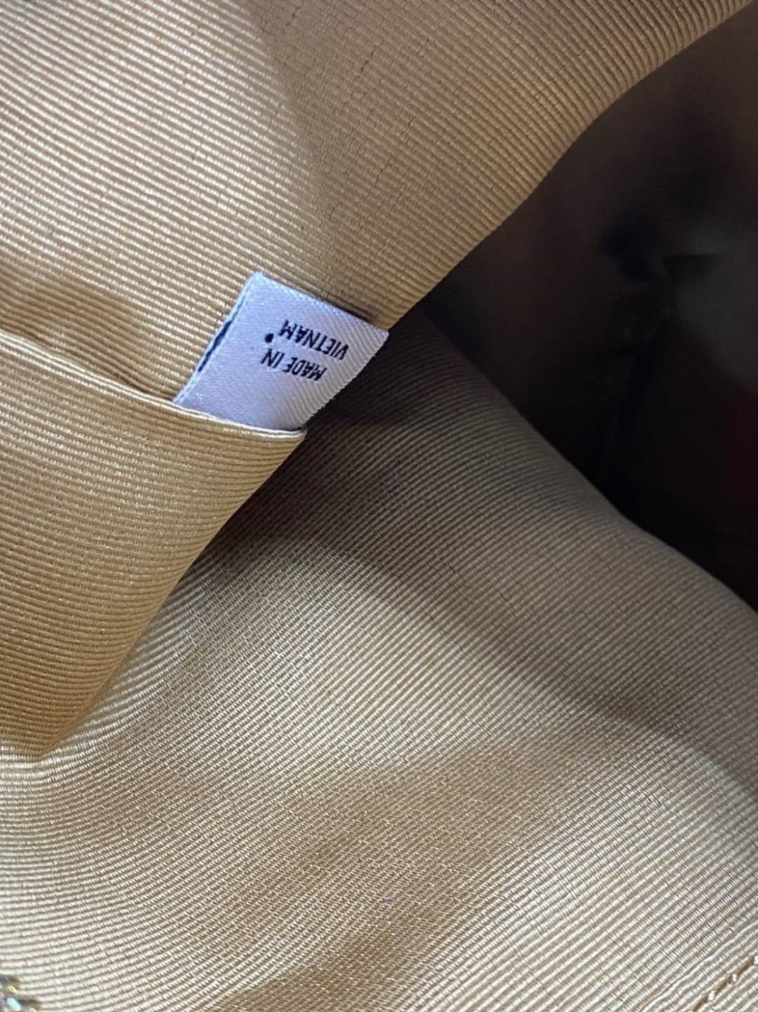 COACH Tote in Signature Canvas Bag กระเป๋าสะพายทรงช้อปปิ้ง สายกระเป๋าเป็นหนังสลับโซ่ทองสวยงาม เพิ่มความหรูหรา ภายในโล่งกว้างใส่ของได้เยอะมาก วัสดุ Canvas เคลือบลายซิกเนเจอร์และหนัง พร้อมซิปกลางเก็บของได้มิดชิดเลยค่ะ มี 3 สี น้ำตาล ดำ ขาว