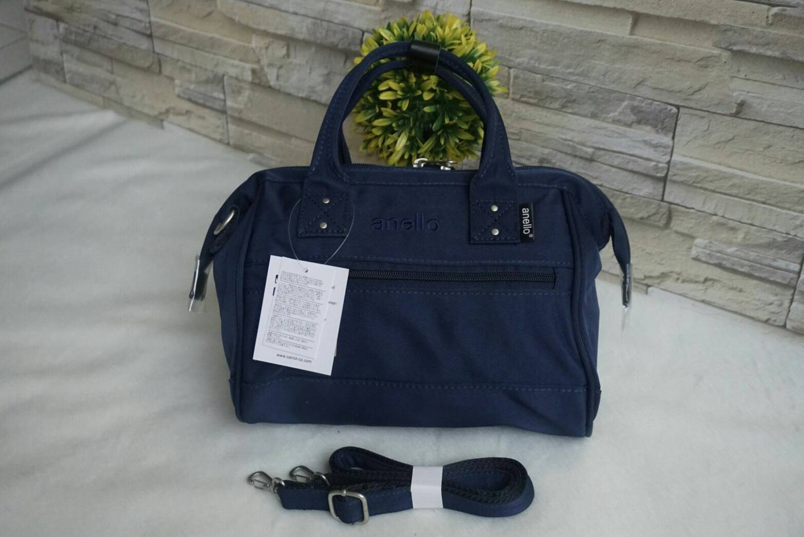 ANELLO Polyester Twill Mini Shoulder Bag AT-H1371 แบรนด์ฮิตติดลมบนในขณะนี้ กับคอลเลคชั่นใหม่เป็นรุ่นทรง Shoulder bag กระเป๋าสะพายในนี้ทำจากผ้า Polyester twill ที่มีความคงทนและมีสีสดใส กระเป๋าที่ดูจะใบเล็กๆใบนี้ สามารถบรรจุขวดน้ำ 500ml และกระเป๋าตังค์แบบยา