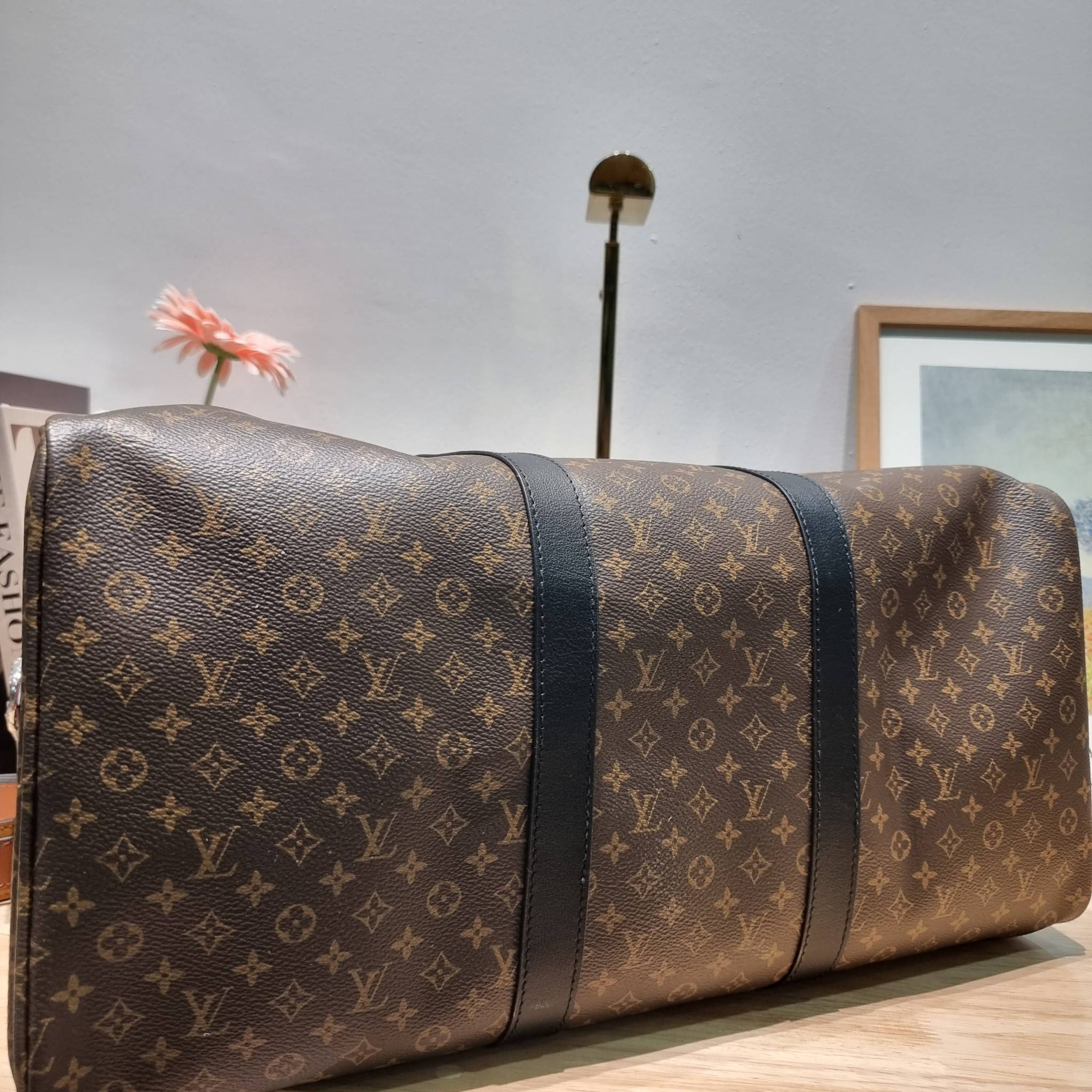 LV KEEPALL BANDOULIERE กระเป๋าเดินทางสุดชิค ที่ทำให้การเดินทางไม่ธรรมดาอีกต่อไป ด้วยลูกเล่น patch แท็กห้อย และใบลูก ที่จัดมาให้ได้เก๋ๆ ไม่ซ้ำใคร วัสดุหนังแคนวาสคุณภาพดี ดีไซน์ลวดลายโมโนแกรมเอกลักษณ์ ซิปมีตัวล็อคไว้ให้แน่นหนา มีสายสะพายครอสให้ ภายในโล่งกว้