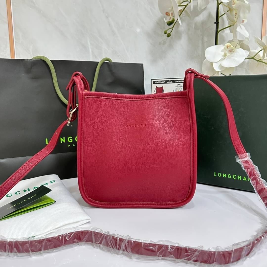 LONGCHAMP LE FOULONNÉ CROSSBODY BAG กระเป๋าสะพายที่เรียบง่ายและดูดี การออกแบบที่คล่องตัวของรุ่นนี้เหมาะอย่างยิ่งสำหรับผู้หญิงที่มีบุคลิกที่ต้องการกระเป๋าสไตล์แบบเรียบง่าย
