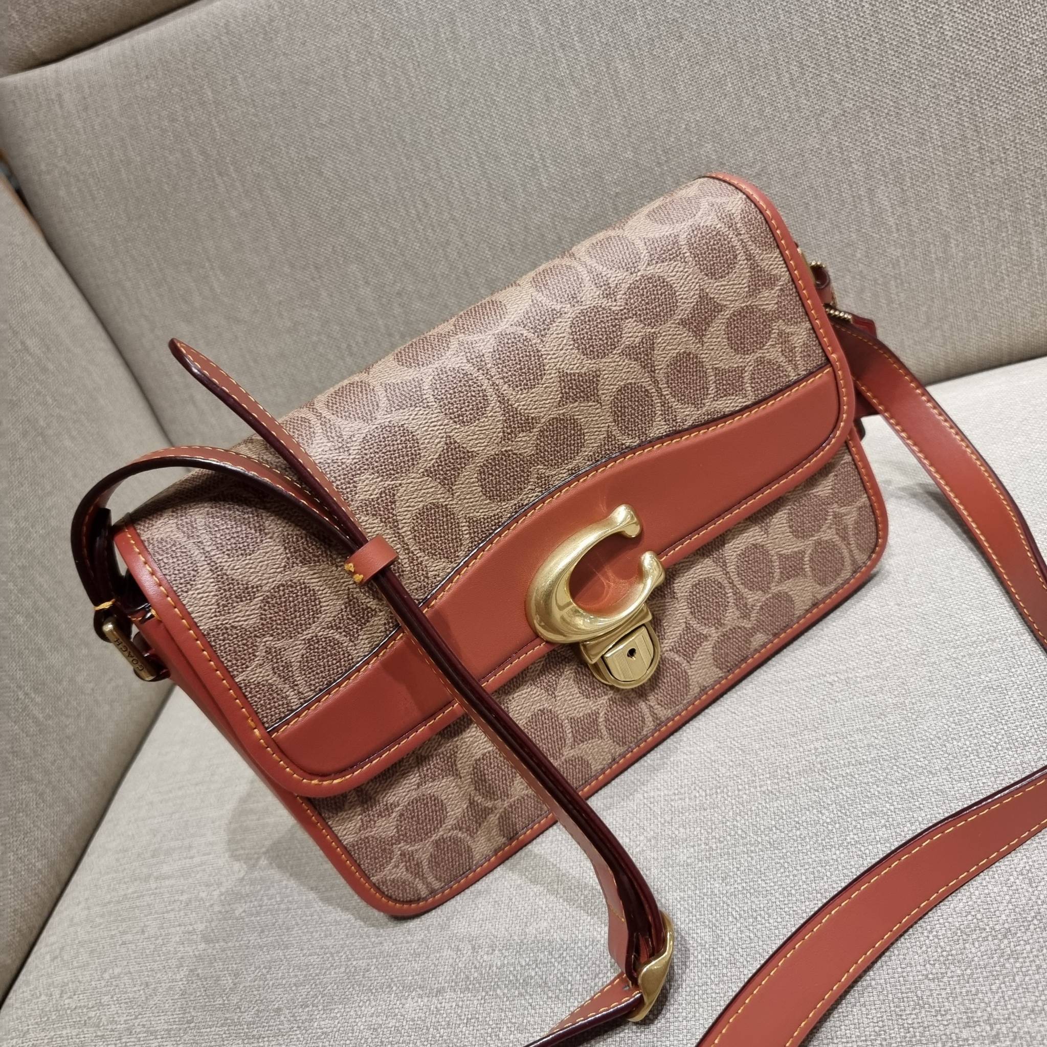 OUTLET 】COACH STUDIO SHOULDER BAG IN SIGNATURE CANVAS (C6639 C6640) สีใหม่รับความเฮง กับคอลเลคชั่นใหม่สุดอีกหนึ่ง!! มาแบบเลิศๆหรูๆมากแม่ กระเป๋าสะพายข้างลุคไฮน์ ที่ดีไซน์ออกมาได้ปัง และดูแพงมากๆ ด้วยดีเทลคลาสสิคผสานความเป็นเอกลักษณ์ เรียบง่ายแต่แฝงความมีด