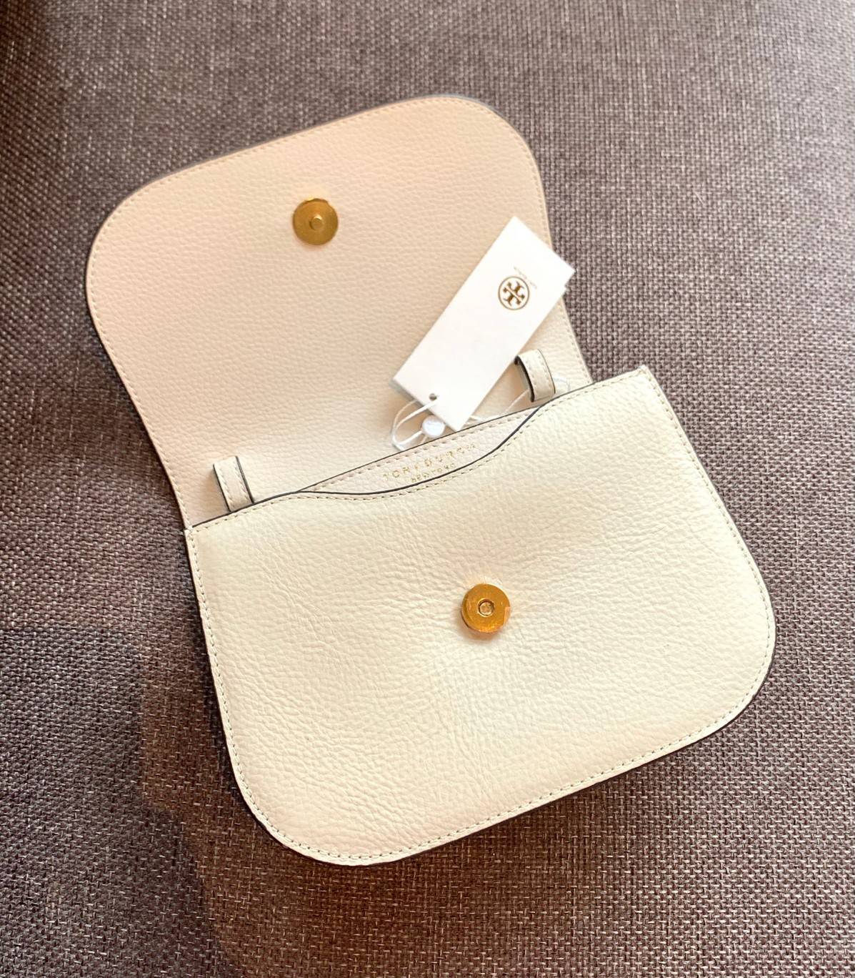 TORY BURCH BRLTTEN SMALL SADDLE BAG / Tory Burch Britten Flap Shoulder Bag กระเป๋าสะพายข้าง วัสดุหนังแกะแท้ ด้านหน้าประดับโลโก้แบรนด์ เปิด-ปิดกระเป๋าแบบกระดุมแป็กแม่เหล็กแน่นหนา ภายในมีช่องหลัก ใส่กระเป๋าเงินใบกลาง มือถือได้ทุกรุ่น มีช่องแยกใส่ของจุกจิกอี