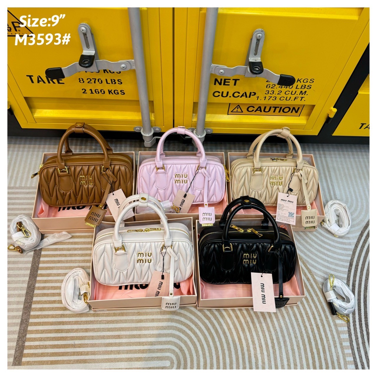 MIU MIU ARCADIE METELASSE LEATHER BAG กระเป๋าถือ/สะพายสุดชิค ที่ไม่มีตอนนี้คือพลาด ดีไซน์เพิ่มดีเทล ด้วยการเดินด้ายเป็นเอกลักษณ์ สวยดูแพง หูจับในตัวง่ายและสะดวกพกพา
