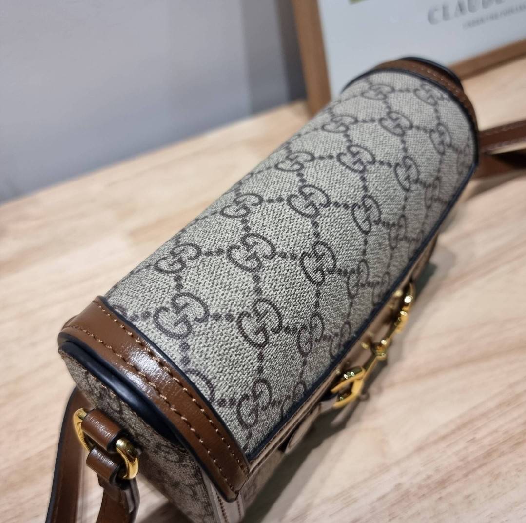 Gucci Horsebit 1955 Mini Bag / GC crossbody horizon mini bag กระเป๋าสะพายข้างขนาดกำลังดี สวยอยู่ทรง วัสดุหนังแคนวาสทนทาน แฝงความหรู เปิด-ปิดฝาสอดพร้อมแม่เหล็กในตัว ภายในเป็นช่องโล่ง ใส่โทรศัพท์ได้ทุกรุ่น พกแทนกระเป๋าสตางค์ ใส่บัตร ใส่ธนบัตรพกง่ายๆก็ได้ สา