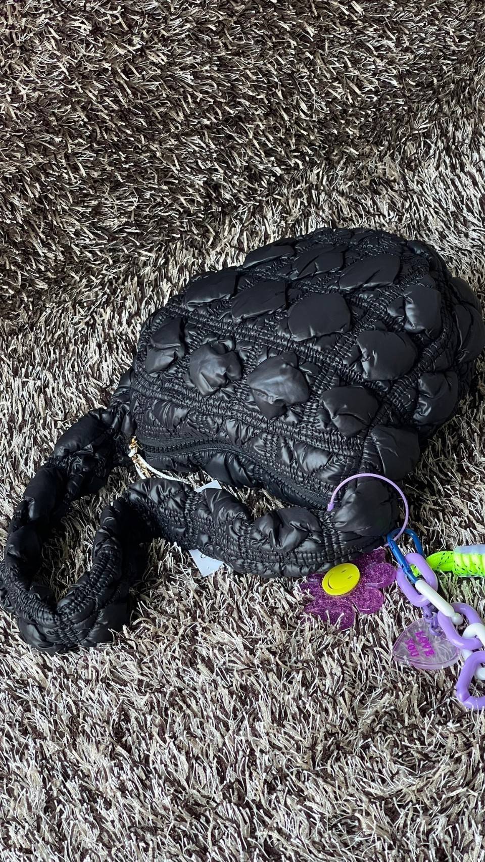 Carlyn Quilted Soft M Bag กระเป๋าสุดฮอตจากประเทศเกาหลี มีทรงที่กำลังพอดี ไม่เล็กหรือใหญ่เกินไป เลยสามารถใช้ในชีวิตประจำวันได้ง่าย ตัวกระเป๋านุ่มบุเหมือนผ้านวม น้ำหนักเบา