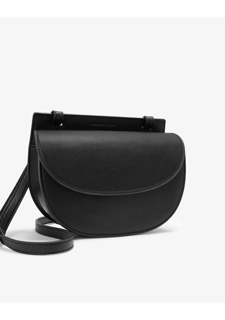 CHARLES & KEITH Half Moon Crossbody Bag Saddle กระเป๋าสะพายทรงเก๋ ขนาดกำลังน่ารัก หนังเรียบ สวยอยู่ทรง ด้านหน้ามี logo brand เปิดปิดด้วยฝาปิดแม่เหล็ก ด้านหลัง มี 1 ช่อง ภายในมีช่องใส่บัตร ใส่กระเป๋าสตางค์ยาว, มือถือทุกรุ่น และของจุกจิกได้เยอะ สายสะพายยาวป