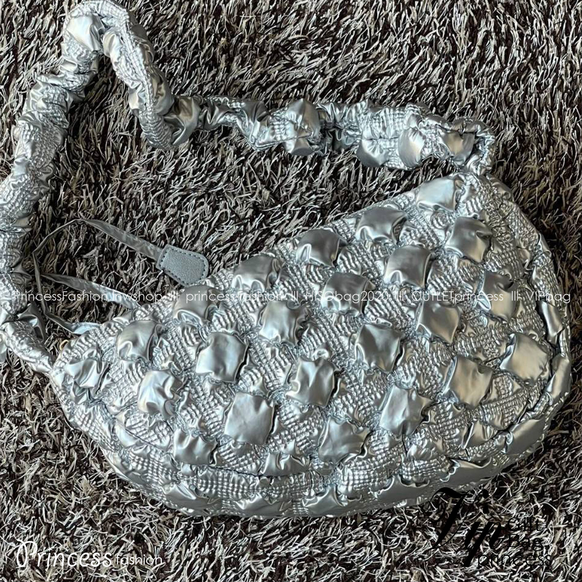 Cozy Shoulder Bag / Carlyn Bag 2022 สายแฟชั่นเกาหลีห้ามพลาด‼️ เป็นกระเป๋าที่กำลังได้รับความนิยมอย่างมากในเวลานี้ ถูกออกแบบมาให้มีลักษณะนุ่มนิ่มไม่ต่างจากพัฟเฟิลโค้ตหรือผ้านวม เลือกหยิบมาใช้ แมตช์เข้ากับคอสตูมได้ในแต่ละวัน