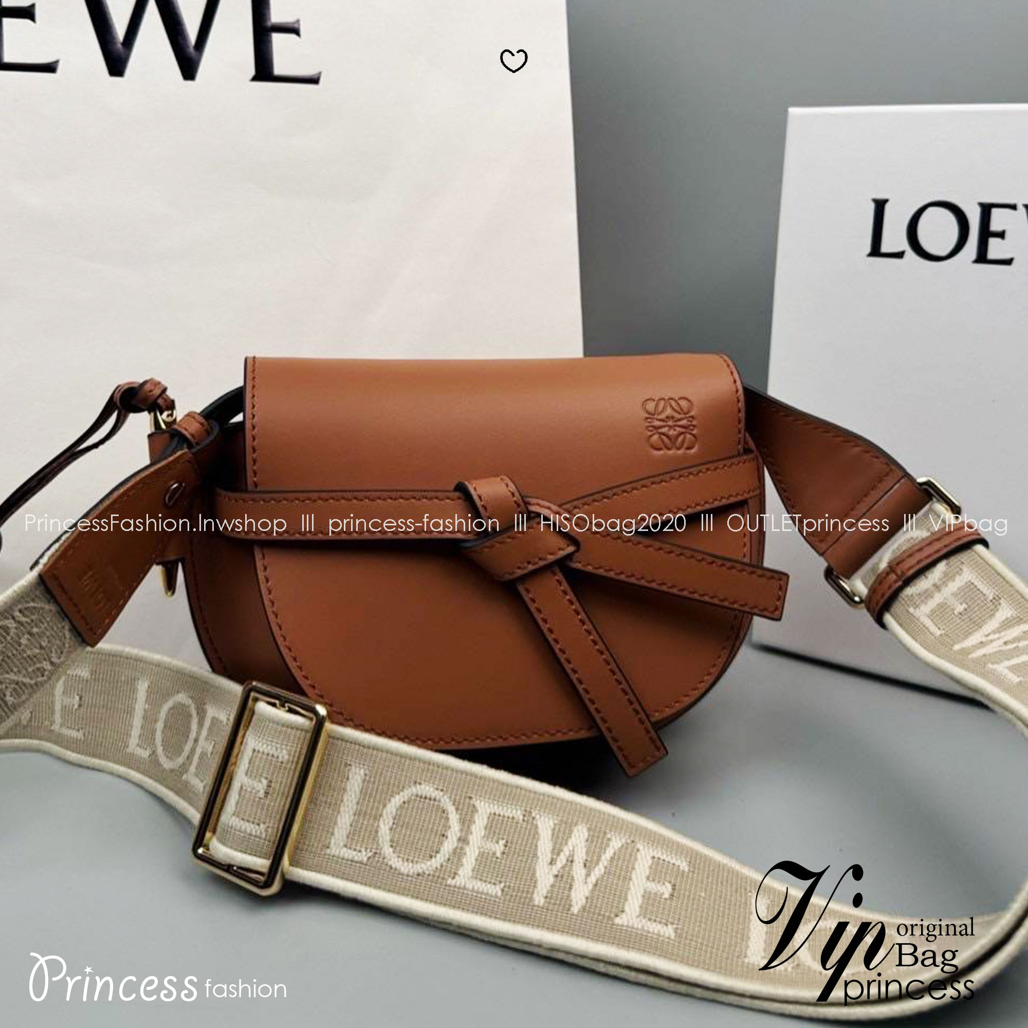 TOP ORI หนังแท้ | Loewe Mini Gate bag กระเป๋าสะพายทรงสวยไซส์มินิ ใช้ได้ทั้งหนุ่มๆและสาว คูลๆ สุดยอดแบรนด์ที่ดีไซน์เป็นเอกลักษณ์ โดดเด่น สวยหรู สไตล์คลาสสิค
