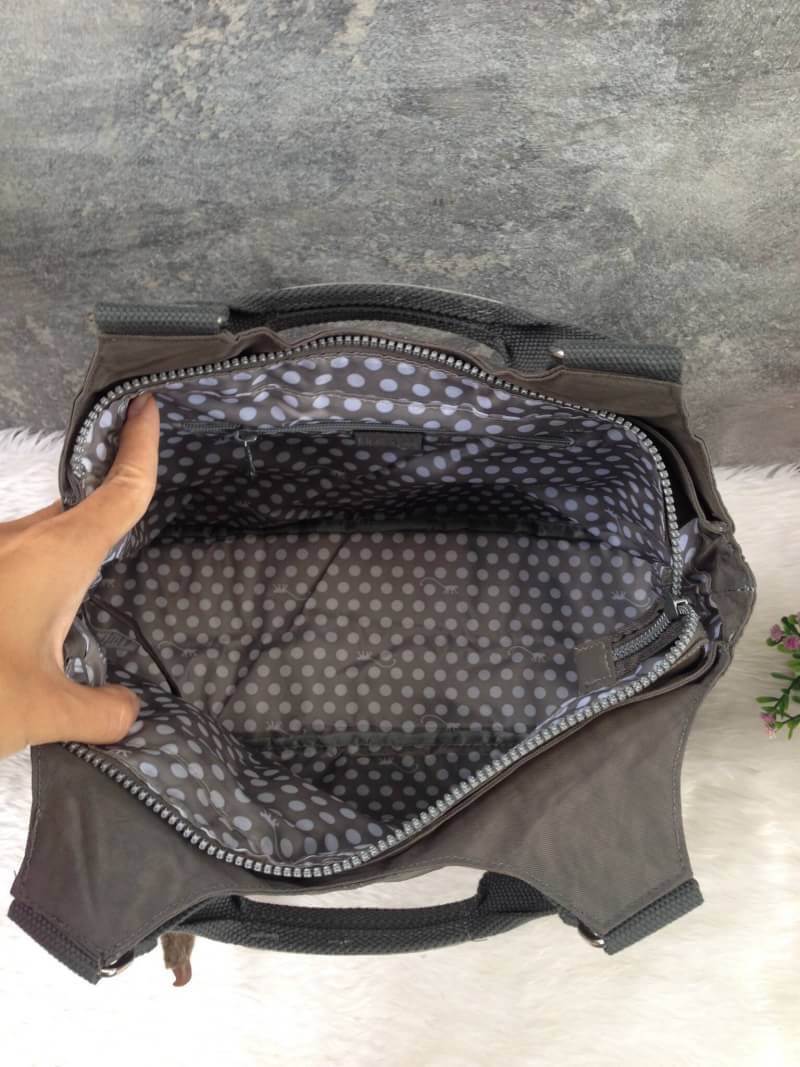 Kipling รุ่น Cicele กระเป๋าสะพายไหล่ใบใหญ่ สวยน่ารัก ตัวกระเป๋าด้านในเป็นช่องโล่งแบบปิดเปิดด้วยซิป มีช่องซิปด้านใน ด้านข้างกระเป๋า มี 2 ช่อง ปิดเปิด ด้วยเทป พร้อมที่ใส่โทรศัพท์ ปากกา และ MP 3 ในส่วนด้านใน และ ด้านข้างกระเป๋า ซ้าย-ขวา เป็นช่องขนาดเล็กสำหรั