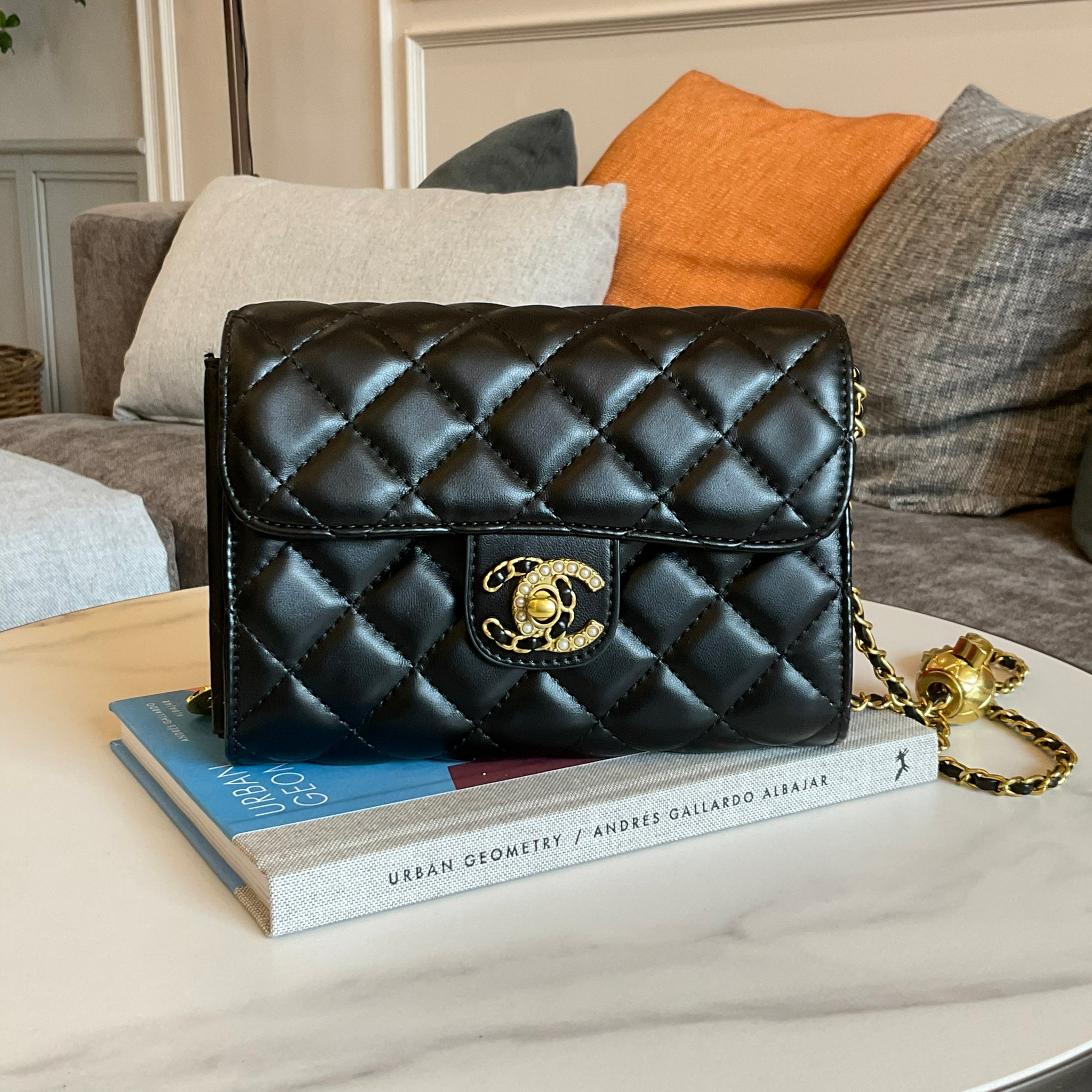 Chanel Golden Ball Flap Bag / CHANEL WOC VIP GIFT CROSSBODY CHAIN BAG กระเป๋าทรงสะพายข้าง ที่กำลังมาแรงมาในตอนนี้ ตัวกระเป๋าเป็นกระเป๋าสตางค์หนังพียูพรีเมี่ยม อะไหล่ทองวินเทจทั้งใบ ด้านหน้าประดับโลโก้พร้อมมุก CC สุดหรู เปิดปิดด้วยตัวหมุนล็อค แบ่งช่องใส่ขอ