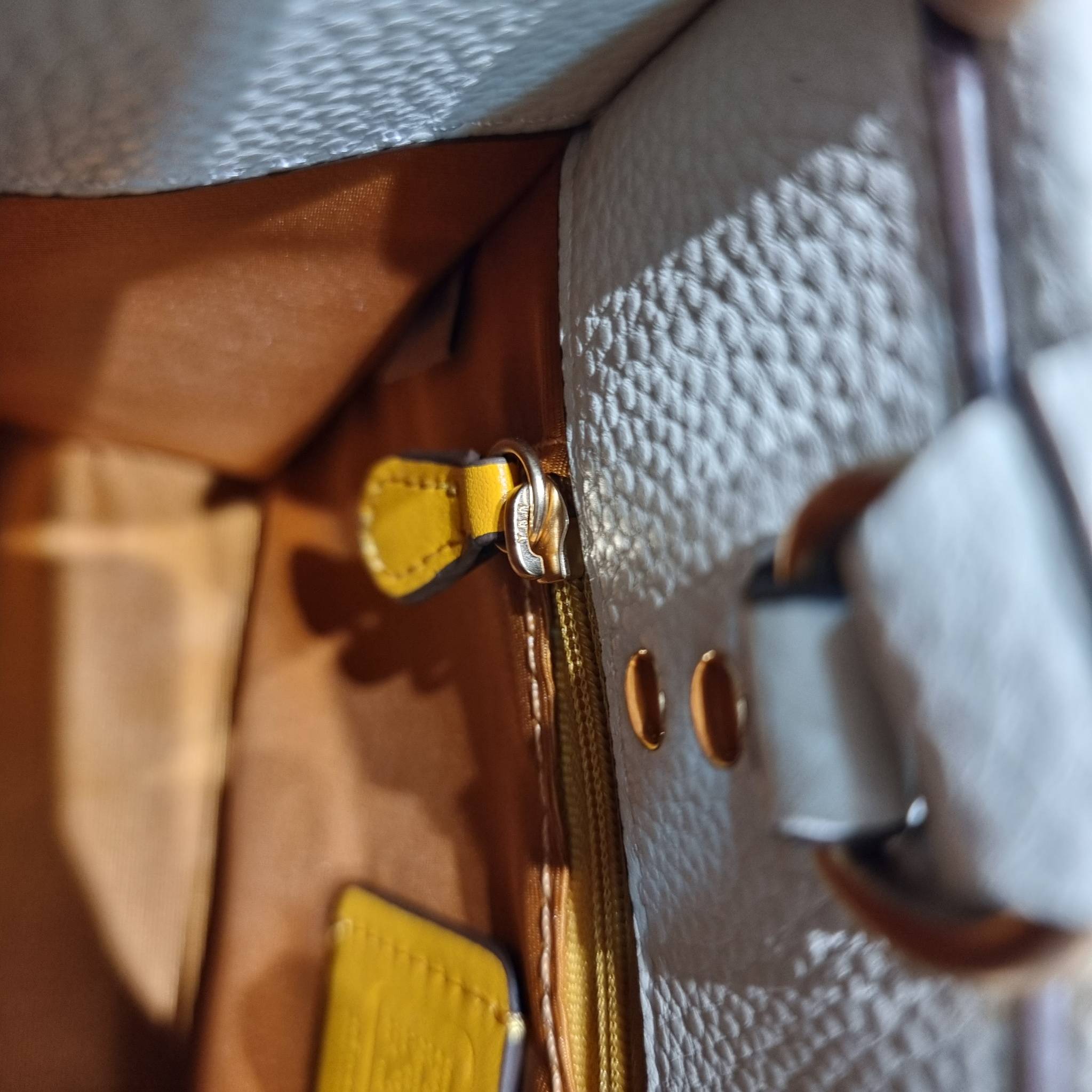 Coach X Peanuts Dempsey Tote 22 With Snoopy And Friends Motif CE850 คอลเลคชั่นใหม่ น้องน่ารักเกินต้านไปมาก!! กับกระเป๋าทรงโท้ท ไซส์กำลังสวย ดีไซน์ ลายการ์ตูนยอดฮิต ที่ใครๆก็ต้องรู้จัก พิมพ์คมชัดลงบนหนัง pepble ผิวสัมน่าใช้ ปากกระเป๋ามีกระดุมแม่เหล็กปิดกัน