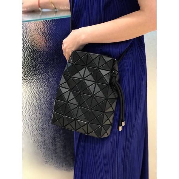 Baobao Issey Miyake Wring Small Bag กระเป๋าสะพายครอสบอดี้พร้อมสายรูดเปิดปิด สามารถปรับความยาวของสายได้ตามสไตล์ความชื่นชอบ ด้วยดีไซน์ทรงน่ารัก เหมาะสำหรับให้สาวๆหยิบใช้ในวันสบายๆ แต่เต็มเปี่ยมไปด้วยความคล่องแคล่ว ไฮไลต์ของซีซั่นนี้คือกระเป๋าที่มาพร้อมกับเช