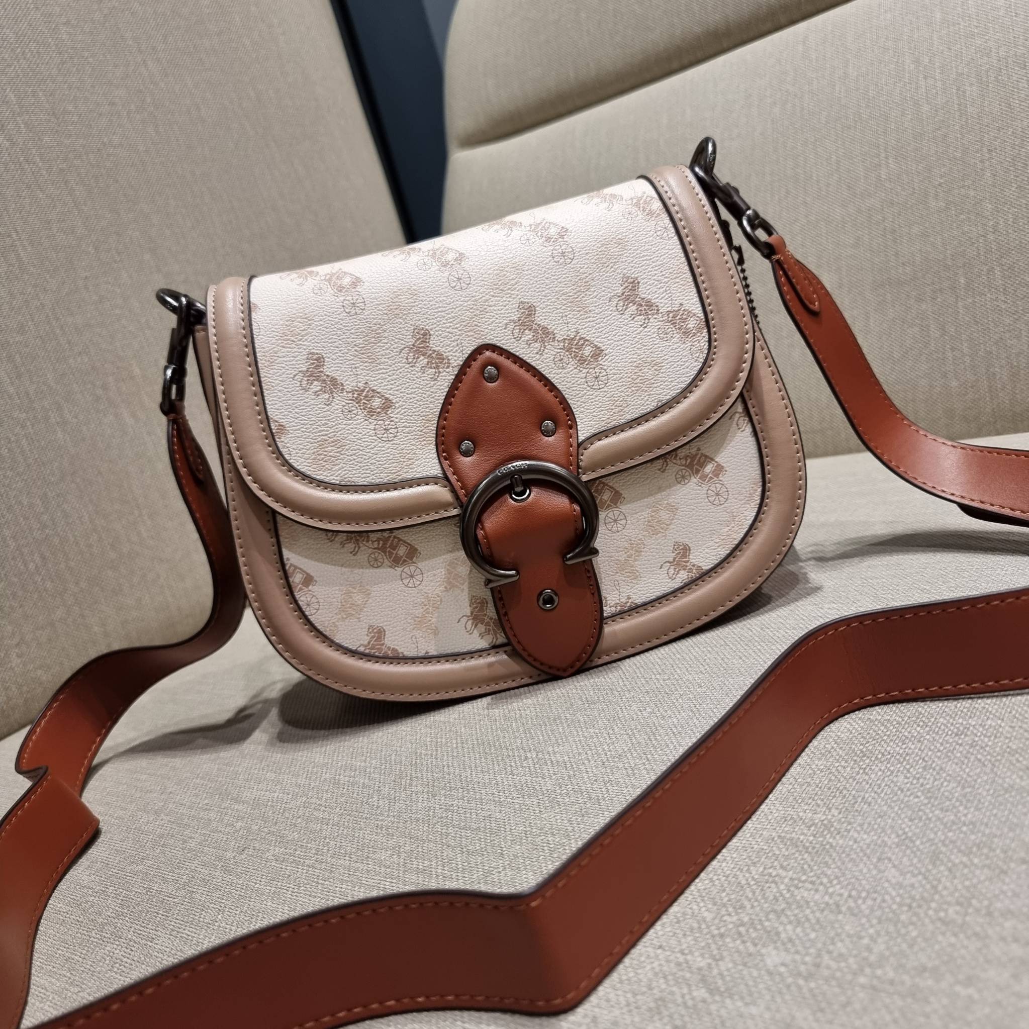 COACH C0745 BEAT SADDLE BAG WITH HORSE AND CARRIAGE PRINT The best item! ที่สาวๆรอคอย! ฮอตไฟลุก! สีหายาก ละมุนคุณหนู คอลเลคชั่นใหม่ ดีไซน์หรูหรา พิเศษมากๆมาพร้อมสายสะพาย 2 เส้น ใช้คู่กันหรือแยกสะพายก็สวยครบสูตร กระเป๋าสะพายทรง saddle คลาสสิค เปิด-ปิดด้วยก