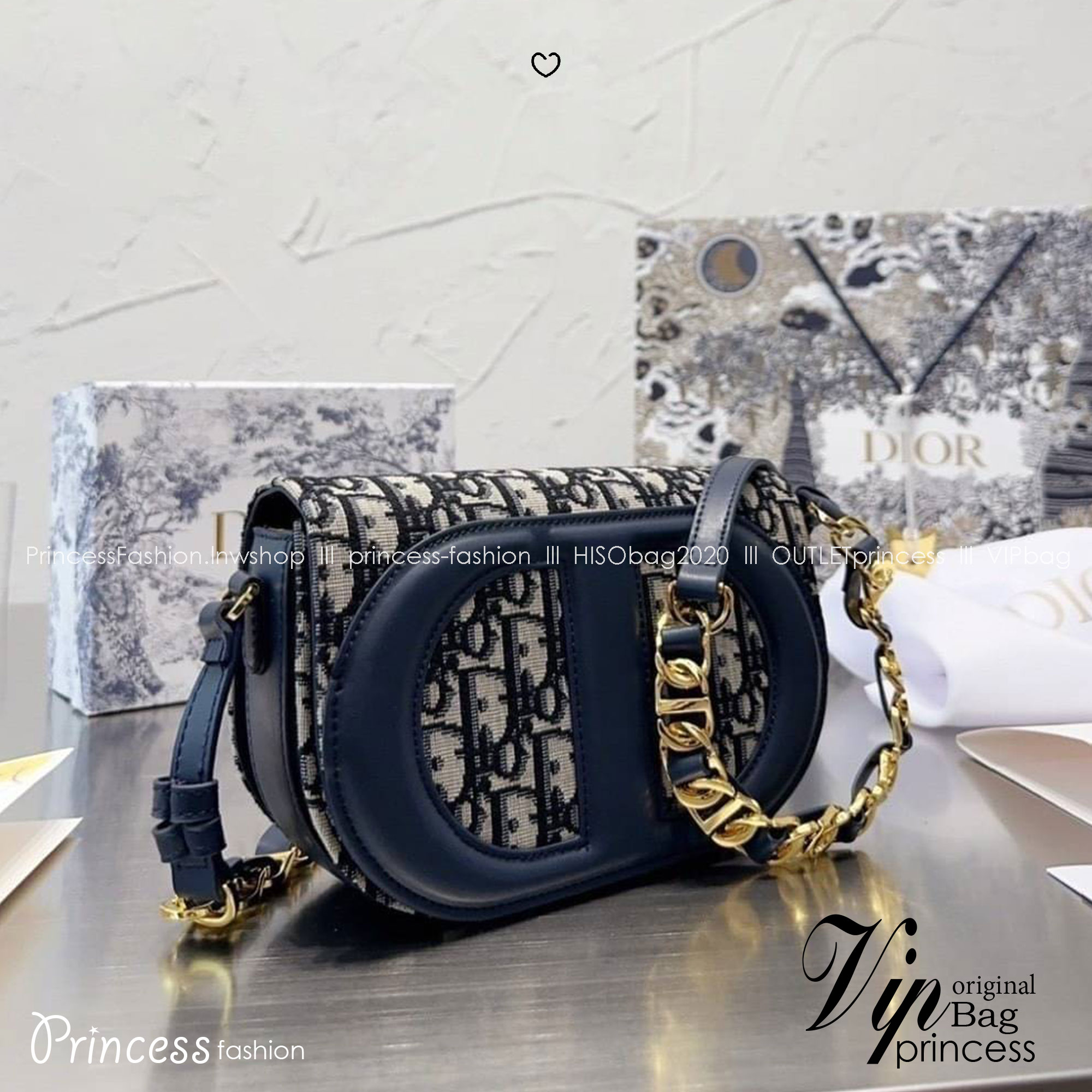 DIOR CD SIGNATURE BAG WITH STRAP กระเป๋าสะพายซิกเนเจอร์ ไอเท็มมาแรง ที่สวยแซ่บไม่มีไม่ได้เลย ไอเท็มมาแรง ที่สวยแซ่บไม่มีไม่ได้เลย โดดเด่นด้วยโลโก้เอกลักษณ์ สายสะพายมีดีเทลหรูสุดๆ