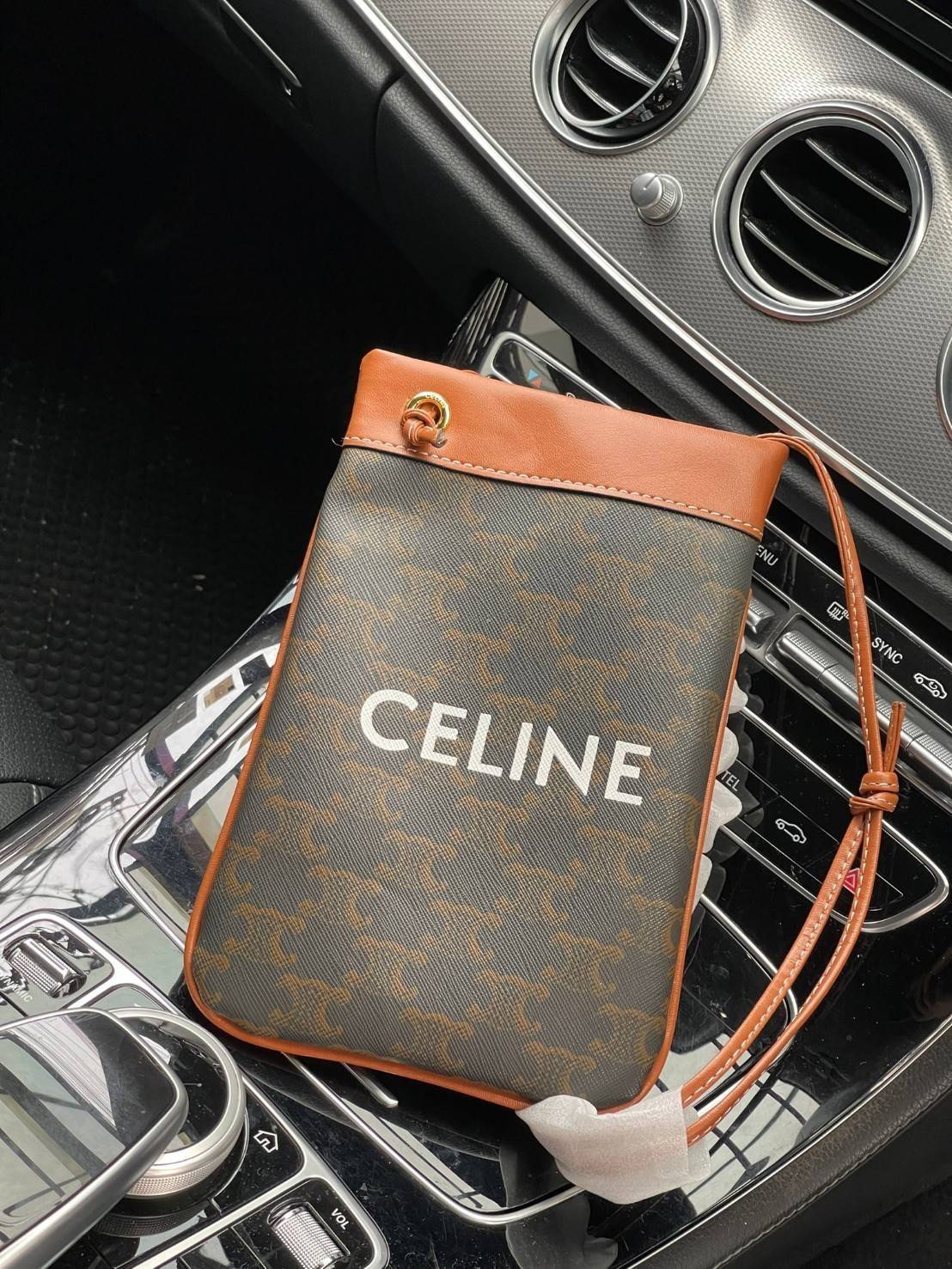 Celine Triomphe Pouch Crossbody Bag / Celine Phone Bag ในวันที่ต้องการความคล่องตัว เราสามารถหยิบกระเป๋าใส่โทรศัพท์ประเภทนี้เพื่อใส่เพียงแค่โทรศัพท์ เงิน และของสำคัญชิ้นเล็ก ๆ ได้เลย โดยไม่ต้องพกกระเป๋าใบใหญ่ ๆ ไปให้เกะกะ แถมยังดูเป็นแฟชั่นที่ทันสมัยอีกด้ว
