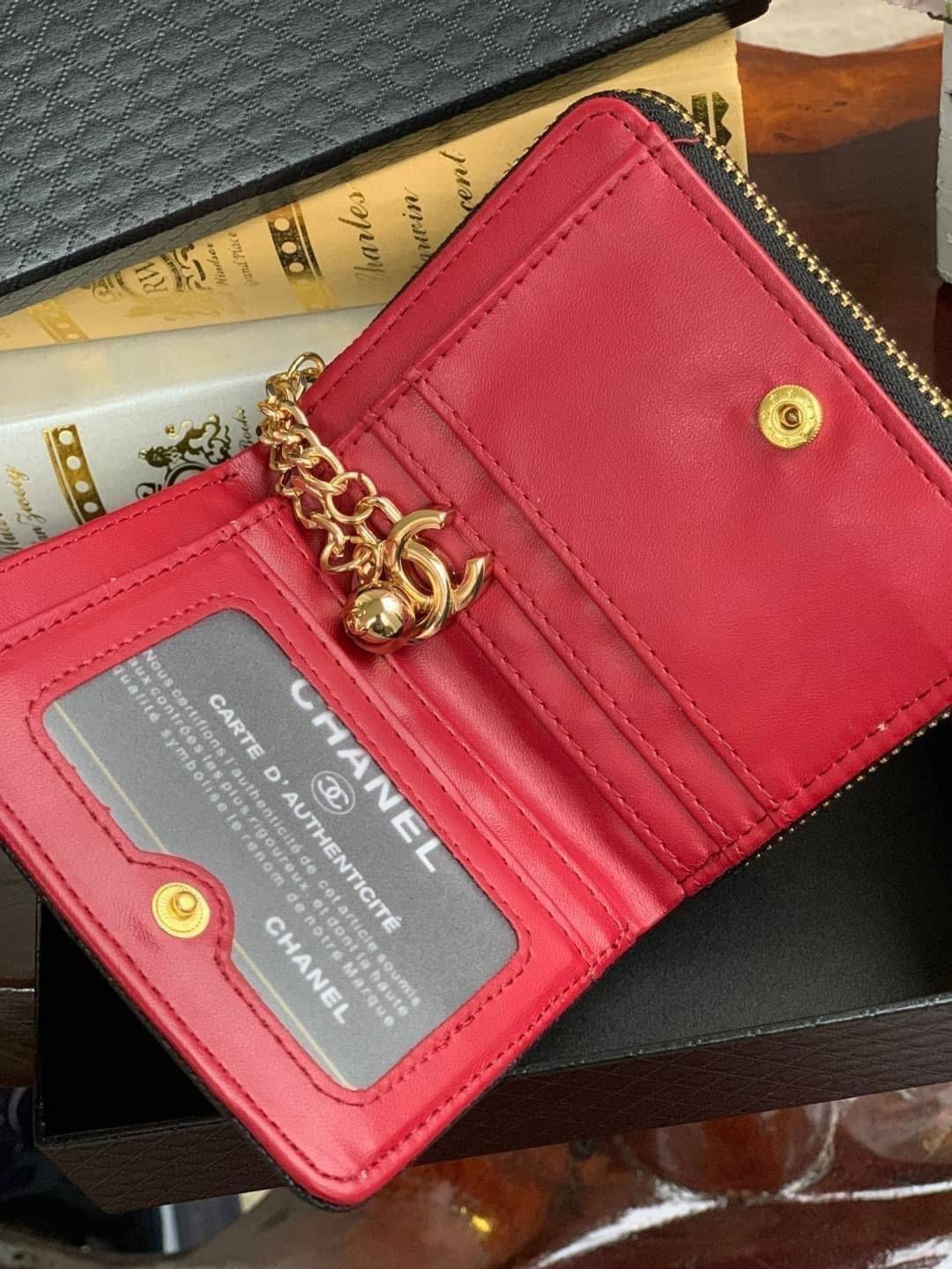 Chanel Short Wallet Caviar Skin กระเป๋าสตางค์แบบสั้น งานพรีเมี่ยมกิ๊ฟสุดพิเศษ มาพร้อมกล่องและการ์ด สำหรับมอบเป็นของขวัญให้กับคนพิเศษในโอกาสดีๆ กระเป๋าสตางค์สั้นใบนี้สามารถใช้งานได้ทั้ง2ด้าน มีทั้งด้านช่องซิปใส่เหรียญ อีกด้านสำหรับใส่ธนบัตรและการ์ด วัสดุลา