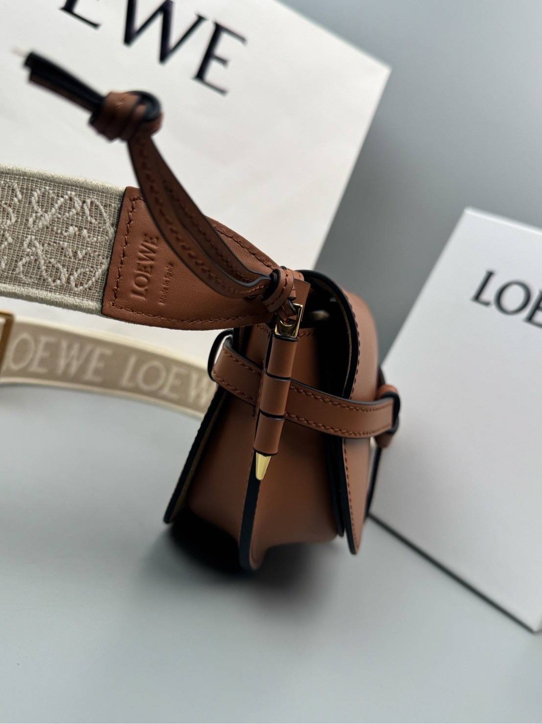 TOP ORI หนังแท้ | Loewe Mini Gate bag กระเป๋าสะพายทรงสวยไซส์มินิ ใช้ได้ทั้งหนุ่มๆและสาว คูลๆ สุดยอดแบรนด์ที่ดีไซน์เป็นเอกลักษณ์ โดดเด่น สวยหรู สไตล์คลาสสิค
