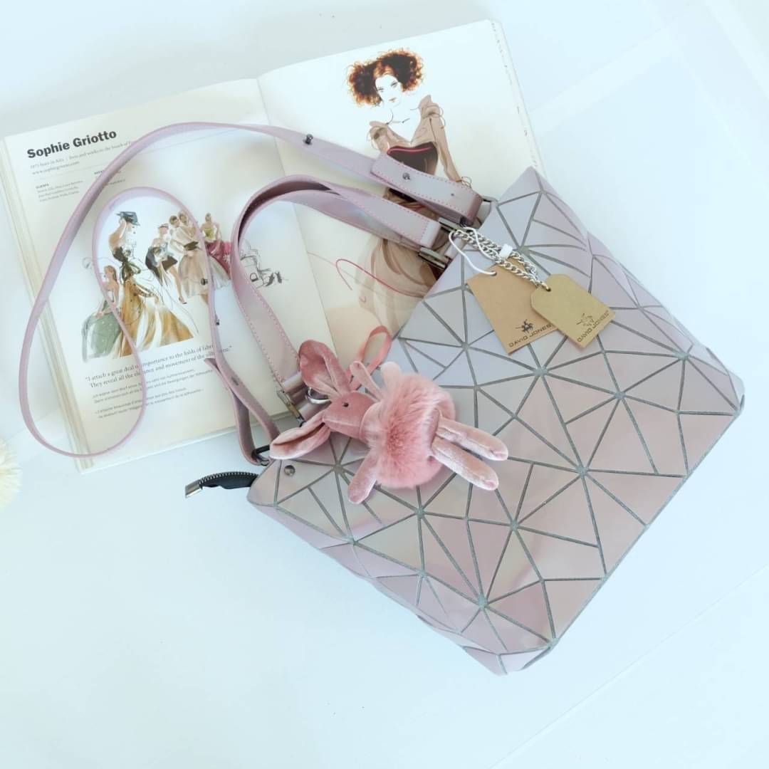 David Jones กระเป๋าสะพายข้างดีไซน์เกร๋มาก สีสวยหรูมาก ขนาดกะลังดีเลย ปรับทรงได้ 2 แบบ น่ารักมาก สี Rose pearl สวยที่สุด มาพร้อมกระต่ายเข้า set เลิศคะ