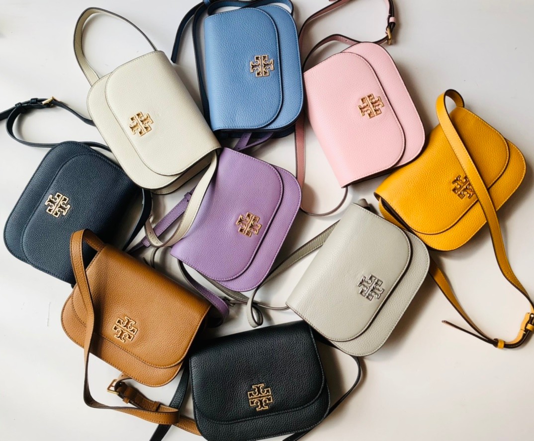 TORY BURCH BRLTTEN SMALL SADDLE BAG / Tory Burch Britten Flap Shoulder Bag กระเป๋าสะพายข้าง วัสดุหนังแกะแท้ ด้านหน้าประดับโลโก้แบรนด์ เปิด-ปิดกระเป๋าแบบกระดุมแป็กแม่เหล็กแน่นหนา ภายในมีช่องหลัก ใส่กระเป๋าเงินใบกลาง มือถือได้ทุกรุ่น มีช่องแยกใส่ของจุกจิกอี