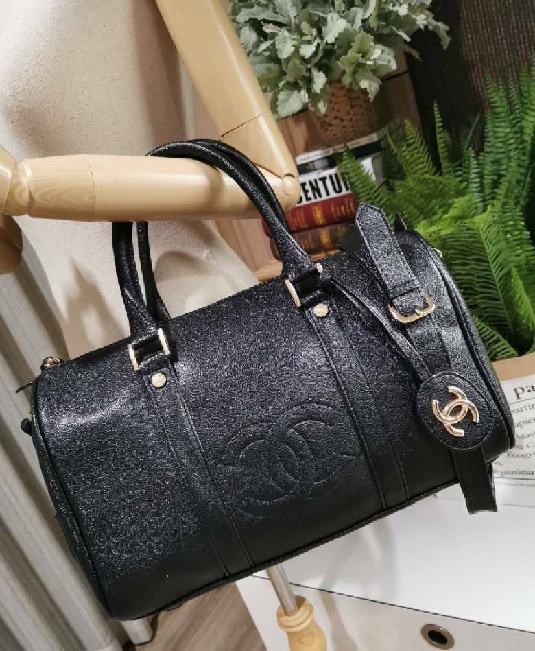 CHANEL Caviar Small Travel bag / CHANEL CAVIAR LARGE HANDBAG / chanel travel bag กระเป๋าเดินทางขนาดพอเหมาะ อะไหล่ทอง วัสดุหนังลายคาร์เวียร์ สวยหรูน่าใช้ น้ำหนักเบา มาพร้อมแท็กหนังแบรนด์อะไหล่ทอง และแท็กหนังใส่กุญแจ