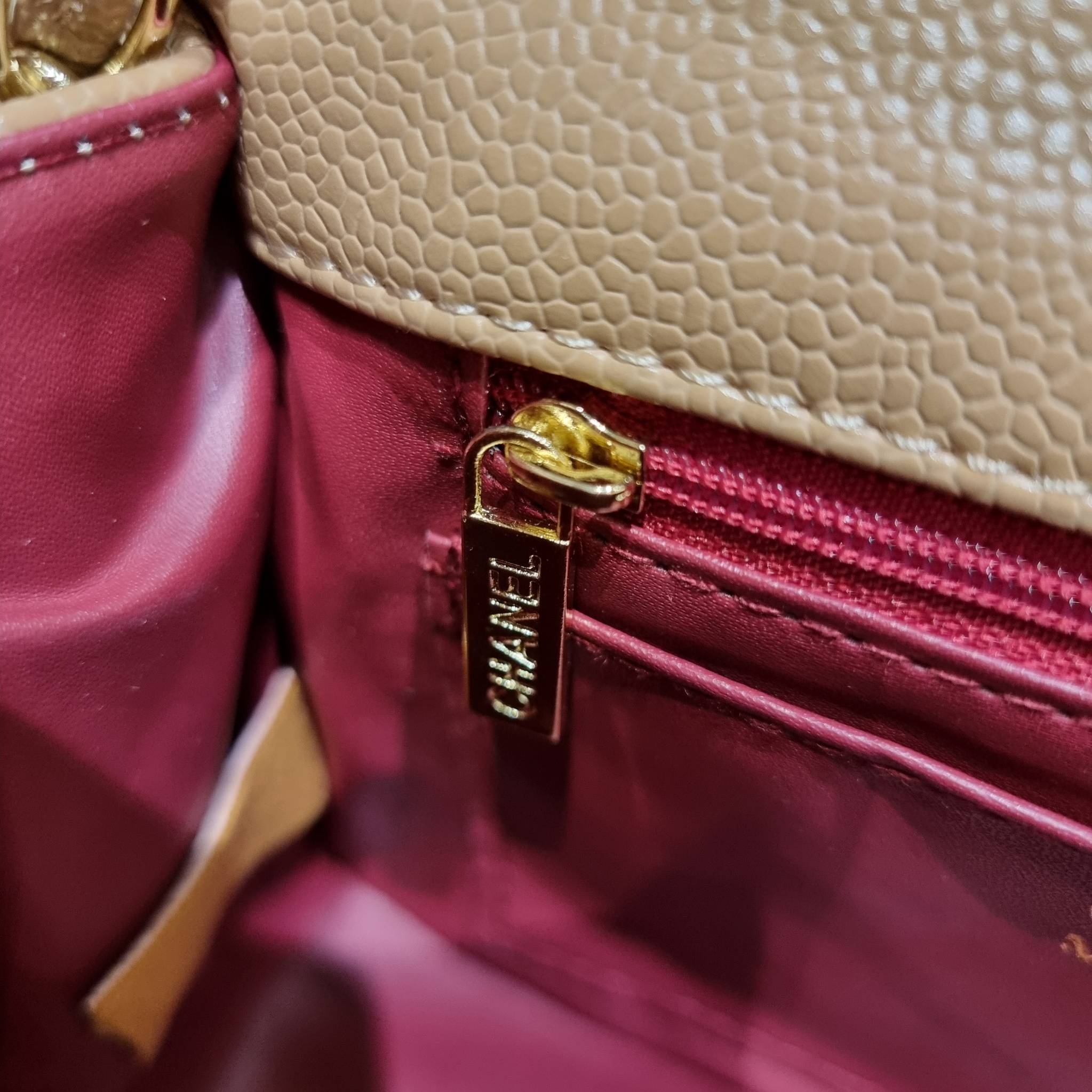 VIP 】3สี คัมแบคทูสต็อค!! จัดมาแน่นๆ พร้อมสีรับความเฮง!! พรีเมี่ยมจากแบรนด์ Chanel vip สุดพิเศษจากเคาน์เตอร์ กระเป๋าสะพาย หนังสังเคราะห์ลายคาร์เวีย หรูหราทั้งอะไหล่เงินและอะไหล่ทอง สะพายแล้วขับผิวมากๆใบนี้ เปิด-ปิดกระเป๋าด้วยตัวบิดล็อค ภายในกระเป๋าบุหนังสี