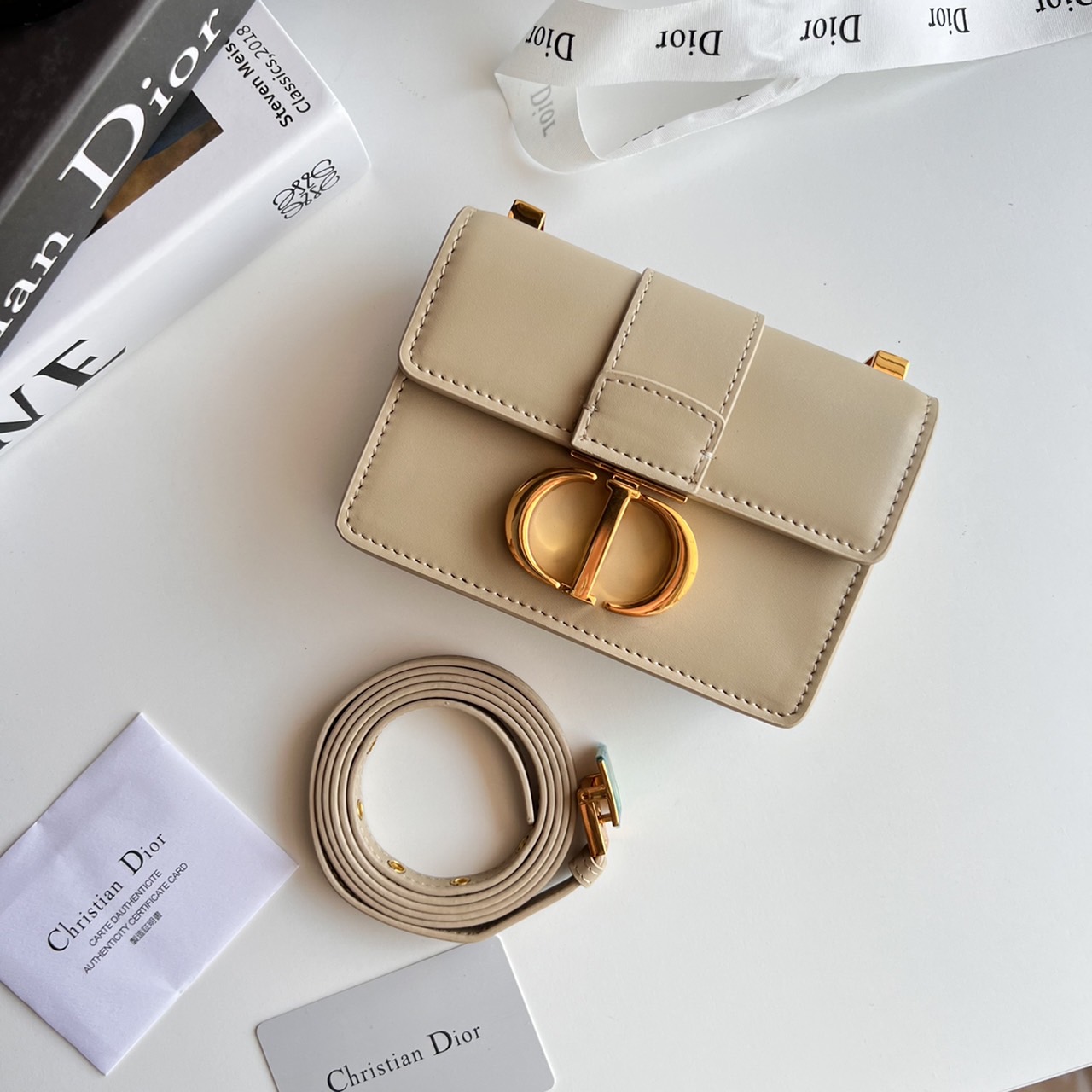 หนังแท้ DIOR Micro 30 Montaigne Bag พร้อมส่งที่ไทย เกรดเทพออริจินอลหนังแท้ สวยมากค่ะ ภาพสินค้าถ่ายจากงานขายจริง ใช้งานต่างประเทศได้ สายสะพายหนังยาวถอดได้ปรับระดับได้ จะสะพายไหล่หรือ CROSSBODY ก็ดูดีลุ๊คนี้คุณหนูมากค่ะ ไอเท็มนี้แนะนำไม่มีเอ้าท์ค่ะ ภาพถ่ายส